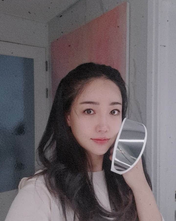 イ・ユリのインスタグラム：「오늘 (10/21 수) 오후 8시부터 한시간동안 뷰티전문 쇼호스트 최유리님과 함께 "투유쇼" 네이버 쇼핑 라이브 방송에서 재미있는 뷰티 토크해요!  제가 추석 전부터 한달넘게 직접 써보고 자신있게 추천드리는 최신상 #LG프라엘 #LG프라엘아이케어 인데요  다크서클이나 처지는 눈가피부에 효과가 좋아요  요즘 #이너뷰티 먹는 #콜라겐 참 핫한데요! 고민부위만 따로 즉각적인 효과를 볼 수 있다면 얼마나 좋을까요?  요 제품은 LED + 미세전류 복합케어로 고민부위인 눈가에 직접 콜라겐 생성에 도움이 되는 제품이래요 (★ 2주 (4회) 사용 시 피부 콜라겐이 2.7배나 증가된다고 해요!)  (손가락 하나) LED 라이트로 눈가는 밝히고 (손가락 둘) 촉촉한 하이드로젤 패치로 미세전류 자극을 줘서 탱탱하게  하루 9분만에 간편하게 관리할 수 있어서 강추해드리는 제품입니다  푸짐한 런칭 기념 사은품 부터 라이브 시청 30분만해도 추첨을 통해 많은 사은품을 드린다고하니 많은 참가 부탁드릴게요 ♥  #이유리 #네이버쇼핑라이브 #콜라겐 #오늘 #저녁8시 #만나요😊」