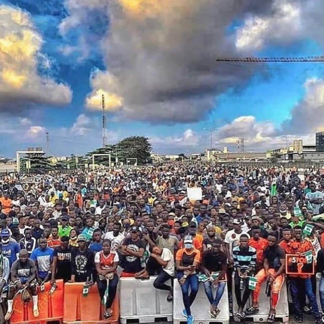 アンジー・マルチネスのインスタグラム：「💔🇳🇬 We all just want the same things man.  To feel safe and valued and respected as human beings.  Peacefully protesting for those things should never end in mass murder!  Praying deeply for Nigeria tonight. 💚🤍」
