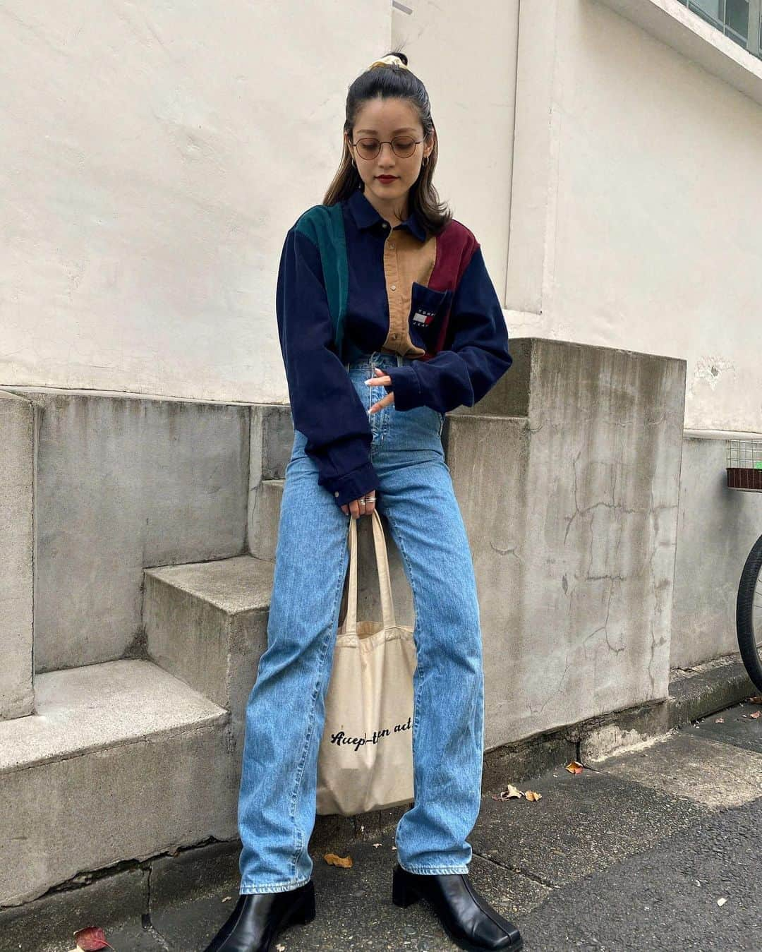 所谷舞さんのインスタグラム写真 - (所谷舞Instagram)「この @tommyjeans のシャツ前のだけどお気に入り🐒🌼 お天気いいなぁ💭 square boots 予約販売してるよ🤍 . . #maeve_official #シャツコーデ #デニムコーデ #ショートブーツ」10月21日 11時28分 - _mai_i_