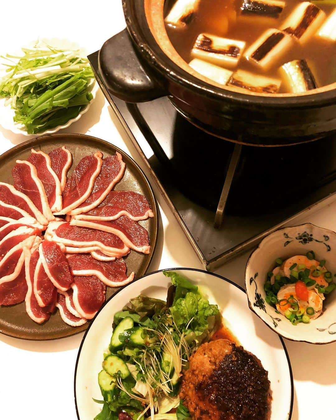 甘糟記子さんのインスタグラム写真 - (甘糟記子Instagram)「月曜日の夕飯(o^^o)  冷凍ストックより、取り寄せた唐津バーグ！あとはサラダと、マグロ屋さんのお裾分けいただいたあん肝の残り( ^ω^ )  これだけのつもりだったんだけど、チルドに合鴨ロースが居たのを思い出し、鴨鍋も（笑）  パパがずっと食べたがってて、先週合鴨買ったの忘れてた(＞人＜;)  結局締めにうどんまでしっかり入れて、子供達も喜んでました（笑）  ちなみに、次の日の朝ごはんはお雑炊もしたよ（笑）  寒くなってくると、お鍋がおいしいね！ また買ってこよっ（笑）  #甘糟ご飯#ご飯#家ご飯#鴨鍋#唐津バーグ#夕飯」10月21日 11時31分 - norihey924