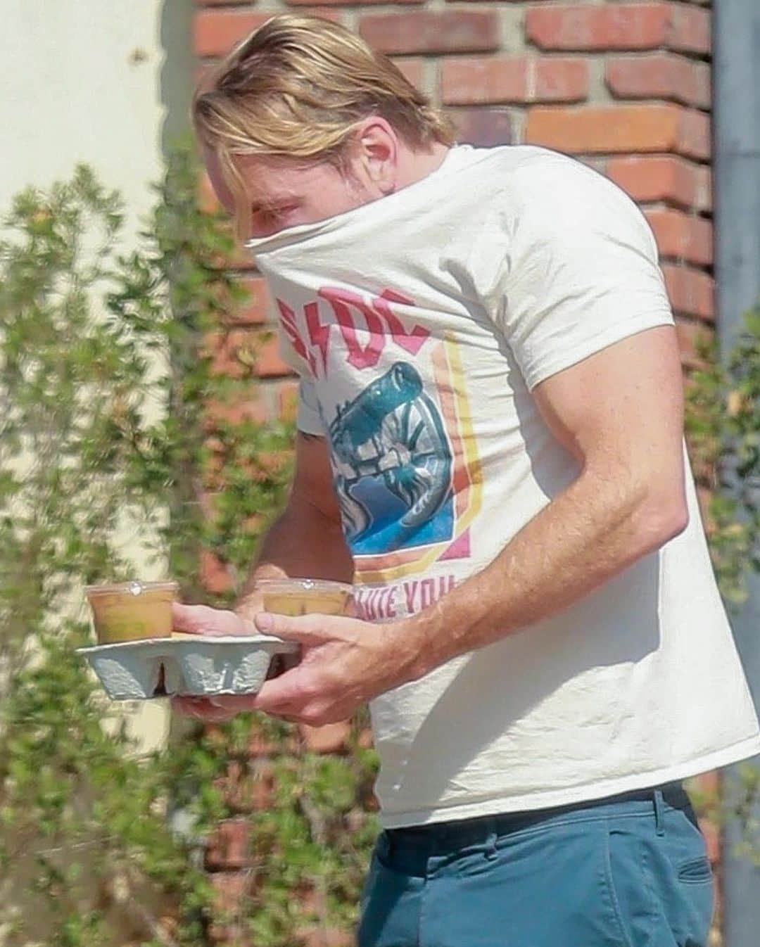 Just Jaredさんのインスタグラム写真 - (Just JaredInstagram)「Dax Shepard gets creative and uses his shirt as a face mask while getting a food delivery on Tuesday afternoon in Los Angeles. #DaxShepard Photos: Backgrid」10月21日 11時31分 - justjared