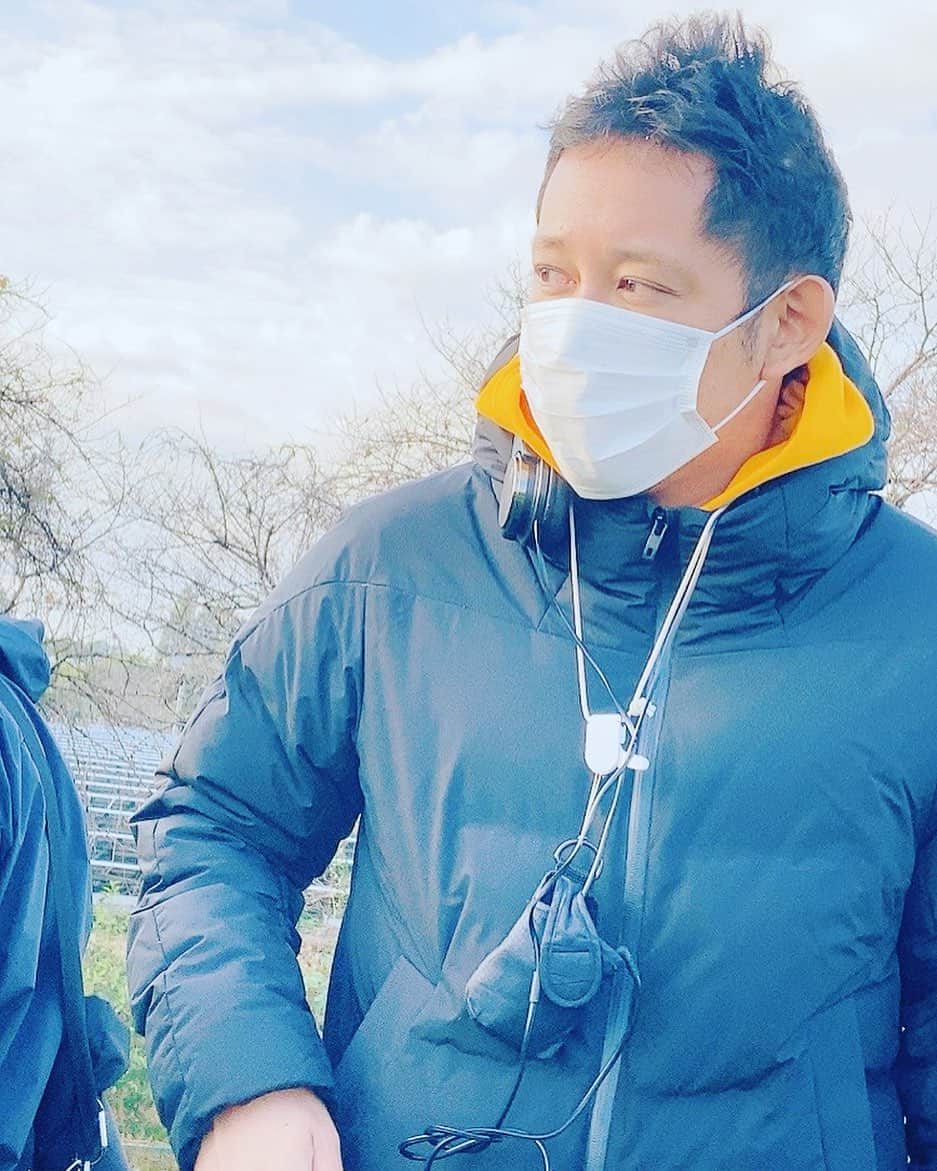 入江悠のインスタグラム：「数日かかると思ってた日の出シーンの撮影。みんなが一丸となってまさかの終了。奇跡起きたよ。  photo by 福田沙紀さん　 #シュシュシュの娘  https://motion-gallery.net/projects/irie-movie」