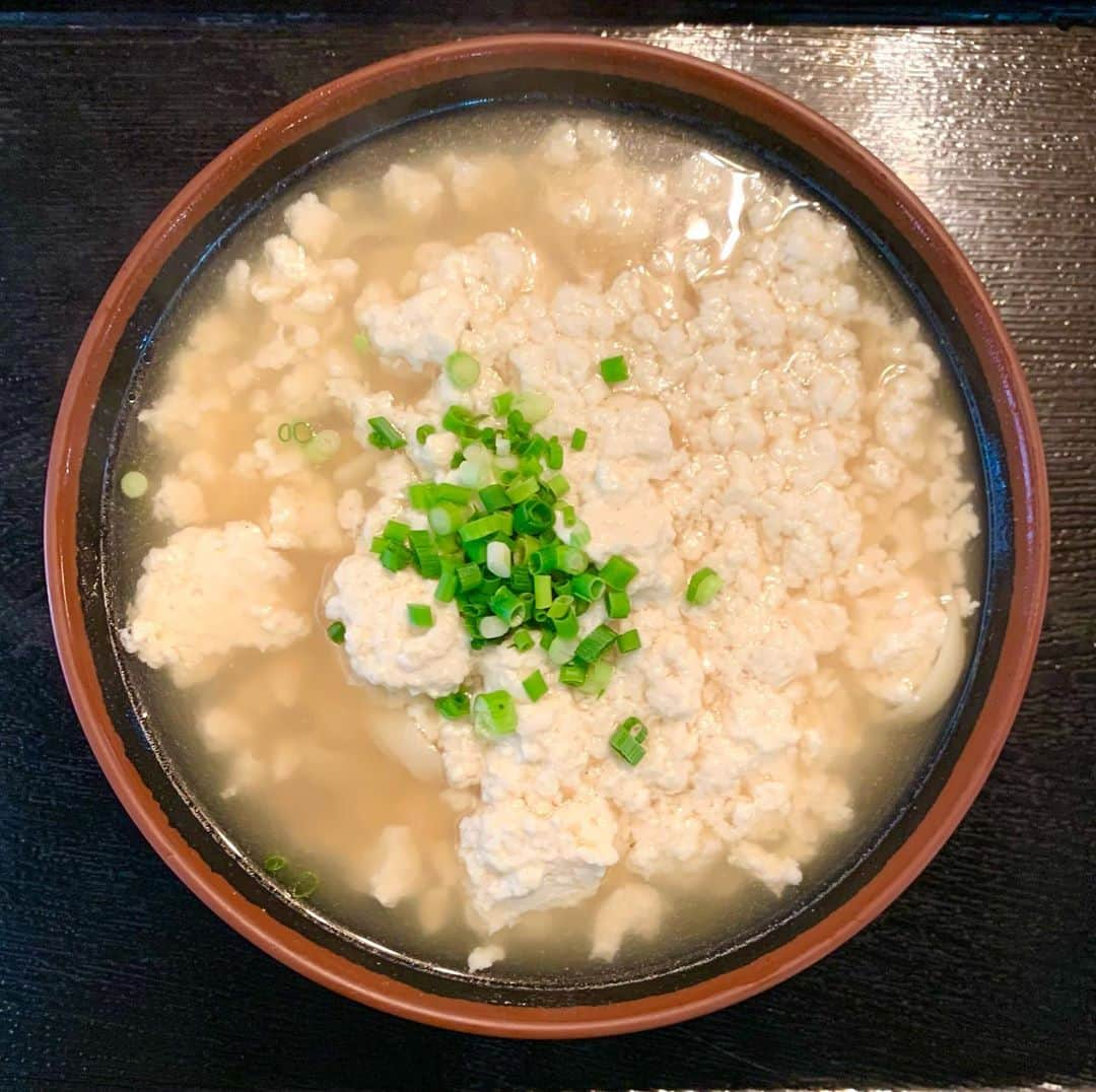 白鳥雪之丞さんのインスタグラム写真 - (白鳥雪之丞Instagram)「沖縄2日目ランチ😊🍜  #ゆし豆腐そば  #ハイウェイ食堂 #那覇 #沖縄」10月21日 11時35分 - yukinojoeshiratori