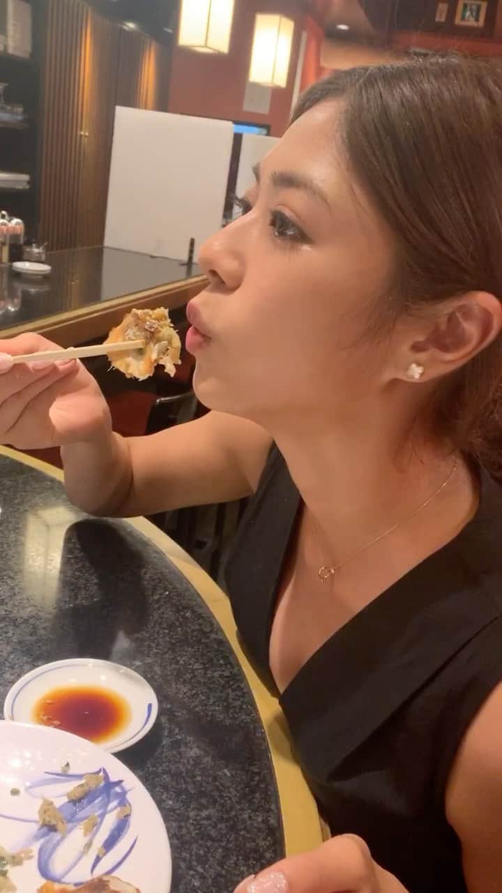 わちみなみのインスタグラム：「おいし♡  みんなは何餃子がすき？ わたしはキャベツ多めの 博多餃子かな🥟🌟  このワンピース気に入りすぎてずーっときてるな☺︎ 東京カレンダー女になりたい😅😎笑  #餃子　#食べ歩き #食べる」