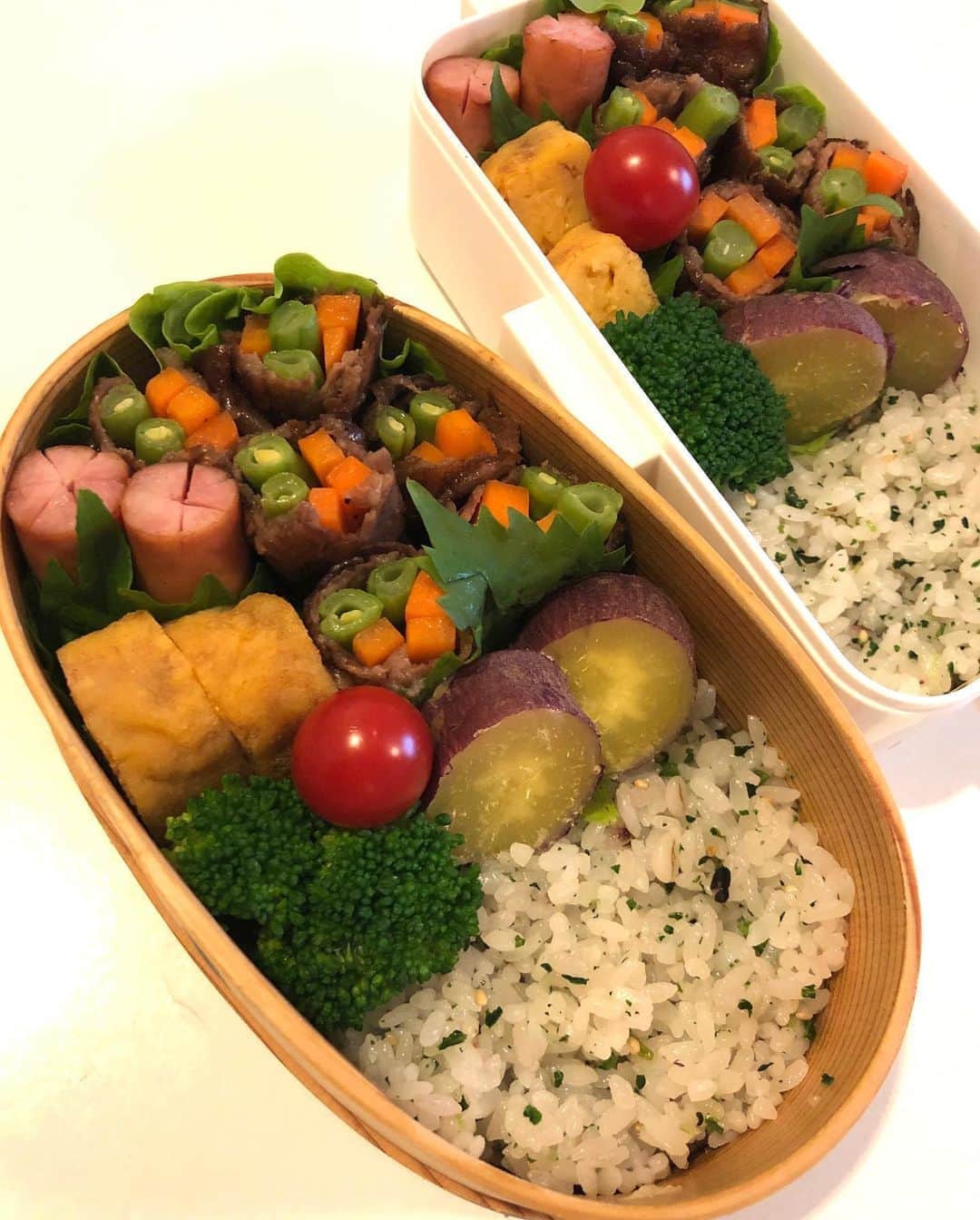 のインスタグラム：「昨日のお弁当(o^^o)  インゲンとニンジンの牛肉巻き、だし巻き卵、ウィンナー、トマト、愛足るベジタブル　@italvegetable さんのサツマイモを蒸したものです！！  愛足るベジタブルさんのみかんが美味しすぎて、夜1人3つくらい食べてたチビ達。 まだみかんの皮上手く剥けなかったりするけど、お弁当にも持って行きたいと言うことで、練習がてら入れてあげました(≧∀≦)  2人とも上手にむけたようで、帰ってきたら甘くて美味しかった〜！と。 で、弁当の方は？みたいな？（笑）  フルーツには勝てないな（笑）  #甘糟ご飯#ご飯#弁当#昼ごはん#ランチ#ランチボックス#わっぱ弁当 #曲げわっぱ#肉巻き#みかん#bento#lunch#lunchbox」