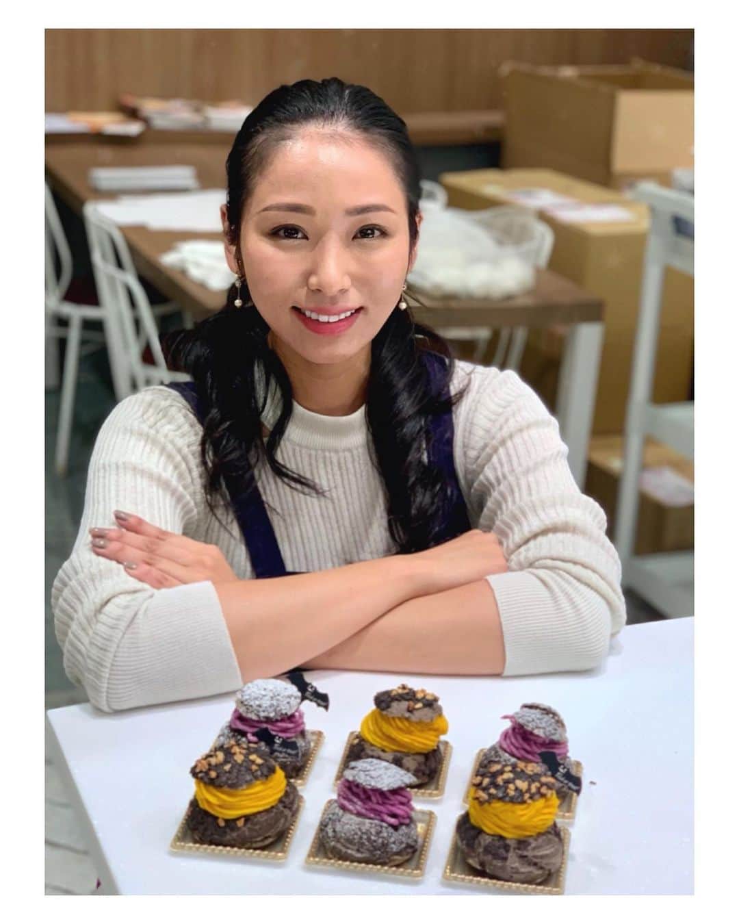 神戸麻衣さんのインスタグラム写真 - (神戸麻衣Instagram)「ブラックシュー🧁 ハロウィン仕様👻❤️ . ココアパウダーで黒いシュー生地を作って フタの部分はクッキー生地をのせたクッキーシューです😊 クリームは、シューの中にはバニラビーンズたっぷりのカスタードクリーム💓 その上に、カボチャクリーム🎃と紫芋クリーム🍠 秋って感じがしますね〜🥰🍁 . 味は、実は全然甘くないんです🤭 カボチャと紫芋のクリームはお野菜感たっぷり🙌 中のカスタードクリームは甘いですよ🥰 #model #撮影 #mc #リポーター #司会 #スポーツmc #モデル #キャスター #神戸麻衣 #料理教室 #ケーキ #スポンジケーキ #お菓子作り #シュークリーム #ハロウィン #秋 #halloween #かぼちゃ #紫芋」10月21日 11時36分 - mai_g916