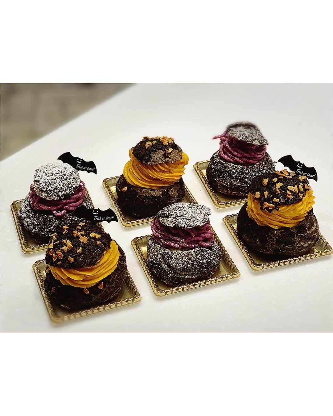 神戸麻衣さんのインスタグラム写真 - (神戸麻衣Instagram)「ブラックシュー🧁 ハロウィン仕様👻❤️ . ココアパウダーで黒いシュー生地を作って フタの部分はクッキー生地をのせたクッキーシューです😊 クリームは、シューの中にはバニラビーンズたっぷりのカスタードクリーム💓 その上に、カボチャクリーム🎃と紫芋クリーム🍠 秋って感じがしますね〜🥰🍁 . 味は、実は全然甘くないんです🤭 カボチャと紫芋のクリームはお野菜感たっぷり🙌 中のカスタードクリームは甘いですよ🥰 #model #撮影 #mc #リポーター #司会 #スポーツmc #モデル #キャスター #神戸麻衣 #料理教室 #ケーキ #スポンジケーキ #お菓子作り #シュークリーム #ハロウィン #秋 #halloween #かぼちゃ #紫芋」10月21日 11時36分 - mai_g916