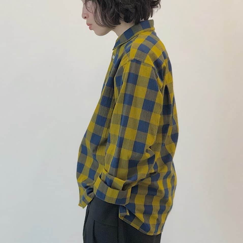 ネ・ネットのインスタグラム：「■GINGHAM TUCK﻿ ﻿ 大胆なギンガム柄を生かした普段使いしやすいシンプルな衿つきのシャツ。後ろのヨーク下や袖口部分を、ギンガムチェックの柄に合わせてたたむことで、シルエットと柄の変化を楽しめるデザインです。 ﻿ ﻿ #ネネット #nenet #新作 #new #autumn #winter #2020 #collection #fashion #tokyo #gingham #tuck #ギンガム #ギンガムチェック」