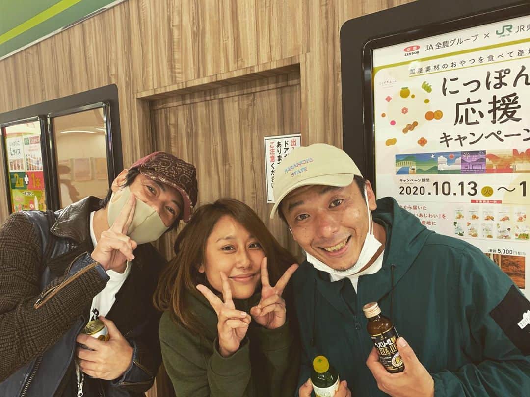 忍成修吾のインスタグラム：「ドラマ『ヤンキー母校に帰る』 の共演者がご家族とお店をやっていると聞いて、お邪魔してきました~‼️ 美味しかった~☺️ 懐かしい話ばっかりで楽しい夜でした🎶 ハイボールの一番大きいジョッキがバケツですと言われて迷わず頼みました🍺」