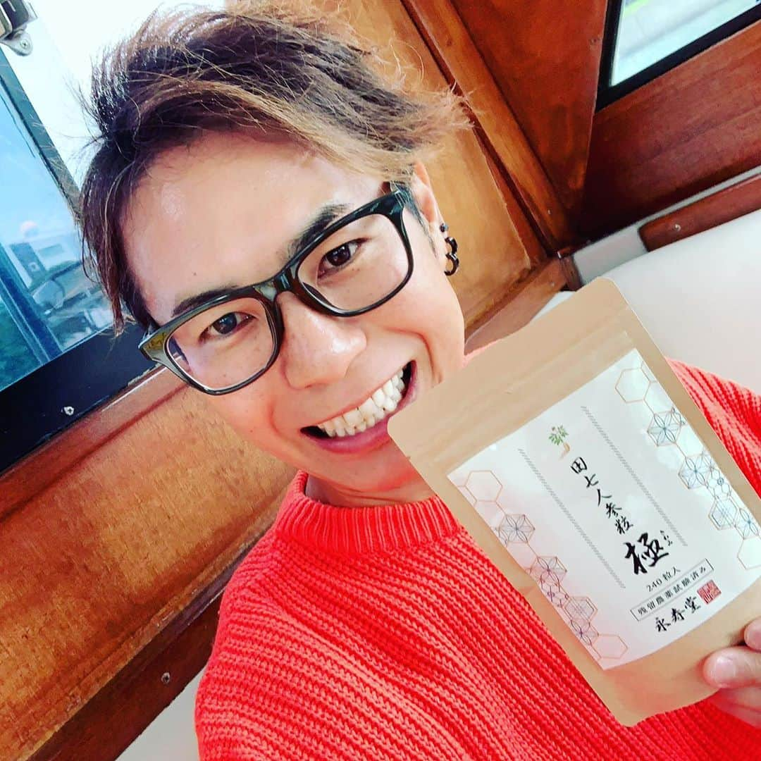 MCしんごさんのインスタグラム写真 - (MCしんごInstagram)「最近最高のサプリに出会った方﻿ ﻿ #田七人参粒極 むちゃくちゃいい✩.*˚✩.*˚﻿ 年齢も重ねてきて色々不安😭﻿ 食生活も乱れてるし、お酒の抜けも良くないし…完全な歳だ😭﻿ って諦めてたけど、これのおかげで、悩みも解消✩.*˚﻿ ﻿ ◆田七人参とは﻿ 田七人参（でんしちにんじん）はウコギ科多年生草本で栽培は難しく漢方で古来より使われてきた薬用人参の１種で、採取してから３年～７年後にやっと収穫できるため三七と呼ばれている﻿ ◆こんな方におすすめです。﻿ ・血流の悪い方、、出血しやすい方﻿ ・健康診断でいろいろな数値結果に不安な方・健康や体力の衰えを感じ始めてきた方疲れやすい方﻿ ・心臓、肝臓、動脈硬化が気になる方﻿ ・婦人科系疾患、生理不順、生理痛、更年期など気になる方﻿ ・お酒を飲んだ翌日がつらい方、食生活が乱れがちな方・動悸・息切れが激しい方、糖尿が気になる方　etc.﻿ ・太り過ぎがきになる方﻿ ﻿ とかまじ僕に当てはまる項目多すぎw﻿ みんなも一緒に飲んで健康なからだて年末迎えましょう✩.*˚﻿ ﻿ ﻿ #田七人参粒極﻿ #田七人参﻿ #永寿堂﻿ #サポニン﻿ #高麗人参﻿ #漢方﻿ #血糖値﻿ #血液サラサラ﻿ #肝機能﻿ #更年期障害﻿ #高血圧﻿ #慢性疲労﻿ #代謝﻿ #めぐり﻿ #自律神経﻿ #ホルモンバランス﻿ #サプリメント﻿ #MCしんご ﻿ #オリラジ ﻿ #オリエンタルラジオ ﻿ #モノマネ ﻿ #ものまね ﻿ #entertainer ﻿ #comedian ﻿ #television ﻿ #radio ﻿ #お笑い ﻿ #芸人 ﻿」10月21日 11時42分 - mc_shingo