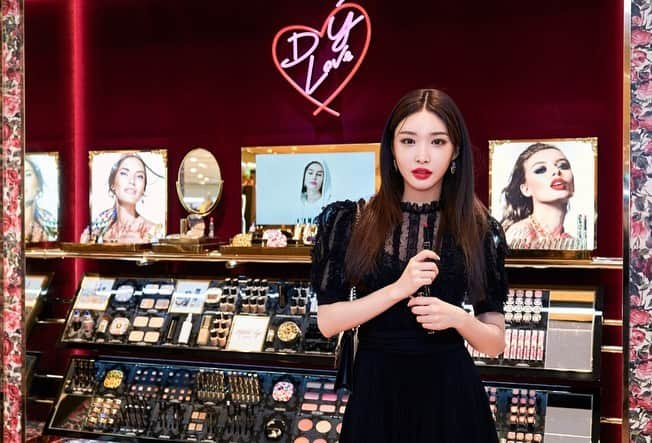 チョンハさんのインスタグラム写真 - (チョンハInstagram)「✔️ ⠀⠀⠀⠀⠀⠀⠀⠀⠀⠀⠀⠀⠀⠀⠀⠀⠀⠀⠀⠀⠀⠀⠀⠀⠀⠀⠀⠀⠀⠀⠀⠀⠀ #청하 #CHUNGHA @dolcegabbana #BEAQUEEN #DGBeauty #DGPassionlips #돌체앤가바나뷰티」10月21日 11時55分 - chungha_official