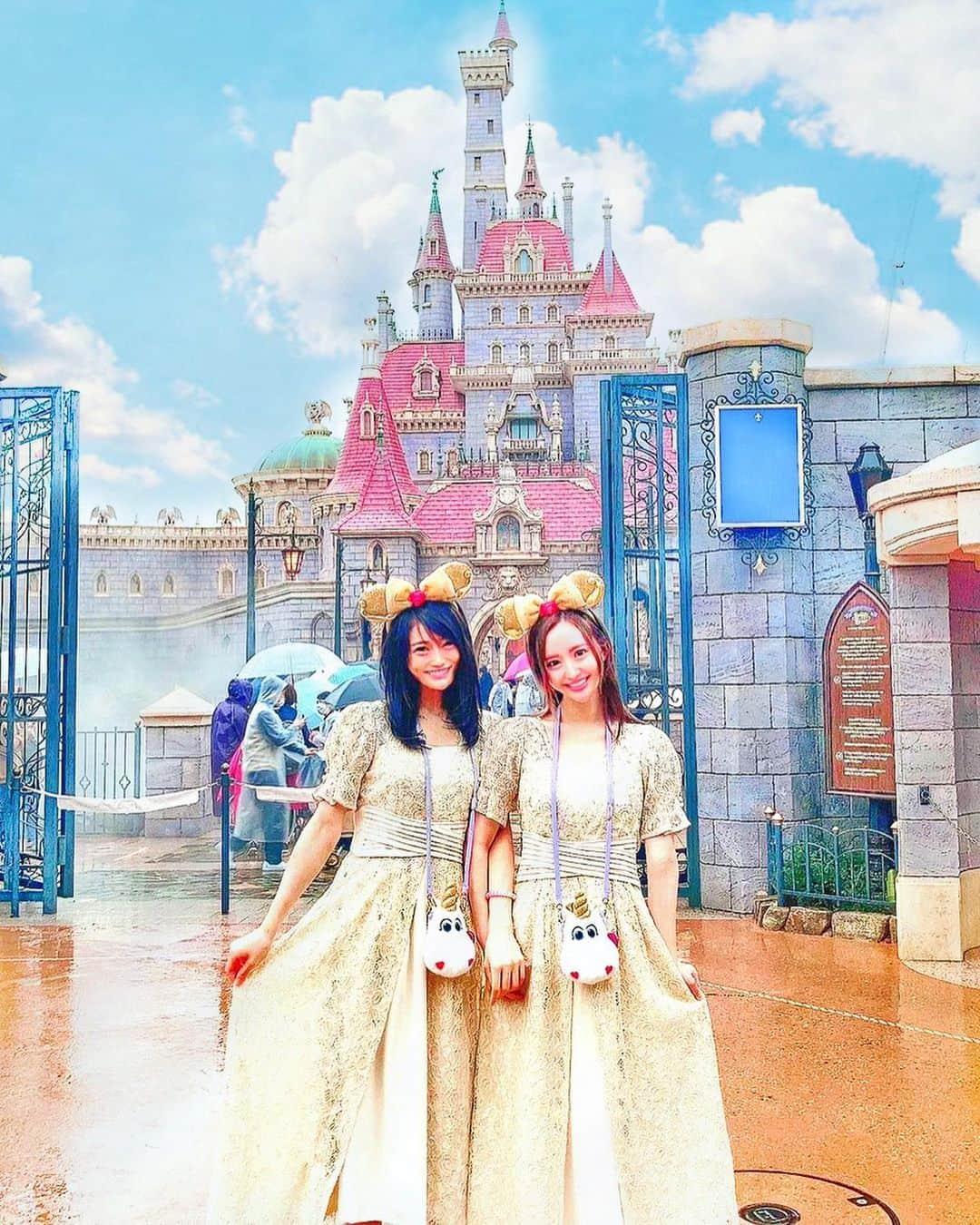 黒川さりなさんのインスタグラム写真 - (黒川さりなInstagram)「. まぢでめちゃくちゃいい写真♡ 双子TDL👯‍♀️💛 . #美女と野獣エリア #美女と野獣 #双子コーデ #双子 #ディズニーランド #ディズニー #ディズニーコーデ  #ディズニー風景 #disneyland #disney #love #いい写真撮れた」10月21日 11時48分 - momo_sari02