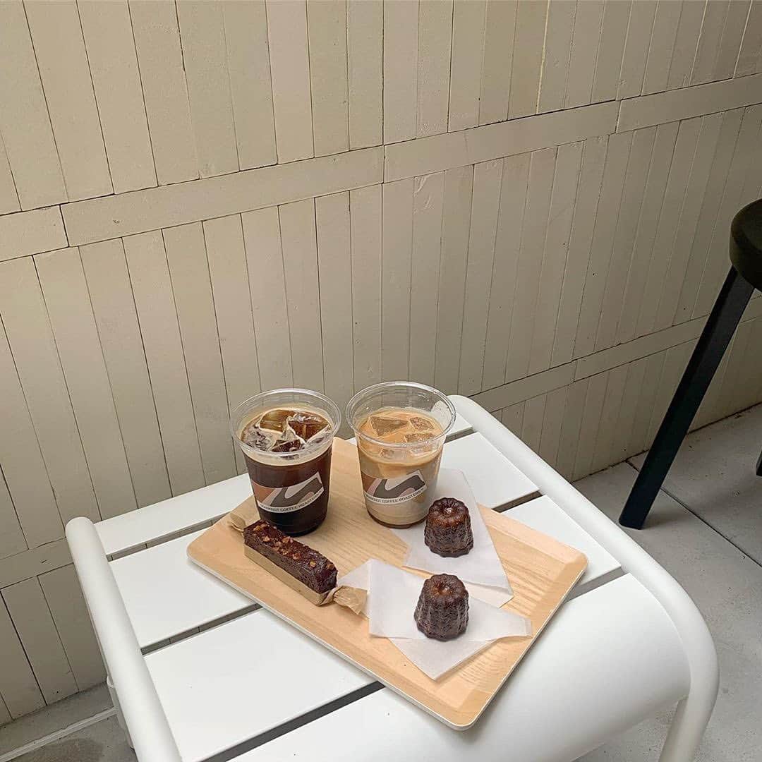 のインスタグラム：「ART×Work×Coffeeが融合したカフェ♡⁉﻿ 最高の自分時間が過ごせる「Work_Space CUE」が気になります。﻿ ﻿ ﻿ 緑豊かな入口に癒される「CUE_horie（@cue_horie ）」は、大阪府北堀江にあるカフェ兼ワーキングスペース。﻿ ﻿ ﻿ なんと月額料金をお支払いすると、毎月好きなだけ通うことができるんです♡﻿ ﻿ ﻿ ワーキングスペースなので、お仕事をするのも読書をするのも良し。﻿ 自分に合ったまったり時間が過ごせる最高の場所なんです。﻿ ﻿ ﻿ スタイリッシュなコーヒーカップもインスタ映え間違いなしですし、人気のカヌレもハズせませんよ！﻿ ﻿ ﻿ 太陽光が感じられるテラス席もとっても魅力的です。﻿ ﻿ ﻿ 仕事がはかどること間違いなしなCUE_horie。ぜひ1度訪れてみてはいかがですか？﻿ ﻿ ﻿ 【CUE_horie】﻿ 住所：大阪府大阪市西区北堀江１丁目１７−８﻿ 営業時間：平日9:00〜22:00﻿ 　　　　　土曜10:00〜18:00﻿ 定休日：日・祝祭日﻿ ﻿ ﻿ photo by﻿ @98.sfn﻿ @russet__rio﻿ @sugary_1108﻿ @_lmr.y__﻿ @mu2_a﻿ @_hiyori.com_﻿ ﻿ ﻿ #isuta #イスタ #isutapic﻿ #isutacafe #カフェ巡り #おしゃれカフェ﻿ #カフェスタグラム #大阪カフェ #大阪カフェ巡り﻿ #cafe #堀江カフェ #大阪 #カフェ #難波﻿ #大阪グルメ #難波グルメ #堀江グルメ﻿ #cafestagram #カフェ #カフェ好き﻿ #お洒落な人と繋がりたい #喫茶店﻿ #カフェ好きな人と繋がりたい #cuehorie﻿ #ワーキングスペース #カヌレ #コーヒー #カフェラテ」