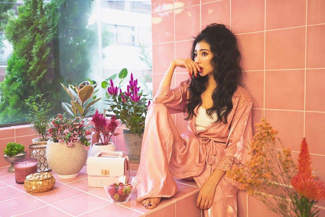 串戸ユリアのインスタグラム：「The girl’s bestie is always herself💋  女の敵は女って言葉 古くさいよね。 女同士でいっしょに 鏡の前で可愛くしあったり ときには喧嘩しても 次の日には普段通り一緒にバカなことばっかりやってる。笑  そんなオトナな女子会できてる？💋  一緒にいて高め合う。 夫婦にとって理想な関係。 それが今の女同士の リアルな関係だと思ってる。  2021 Spring Summer pre-order ✔︎ . 🎈Pajama party 🎈  Official webstoreでもプレオーダーが スタートしております。  Pre oderはわたしのプロフィールの Official webstoreのURLから10/31まで 参加いただけます。  Pop up中、 各店舗にお越しできない方は 是非こちらでご覧ください❤︎  詳しいサイズ表記もwebにございますので参考にしてくださいませ。  @balletbybacklash  #BalletByBacklash #2021SPringsummer #pajamaParty #パジャマパーティ　  #🎈 #💤　#🧸　#👯‍♀️👯‍♂️ #💗  #Isamukatayamabacklash #イサムカタヤマバックラッシュ」