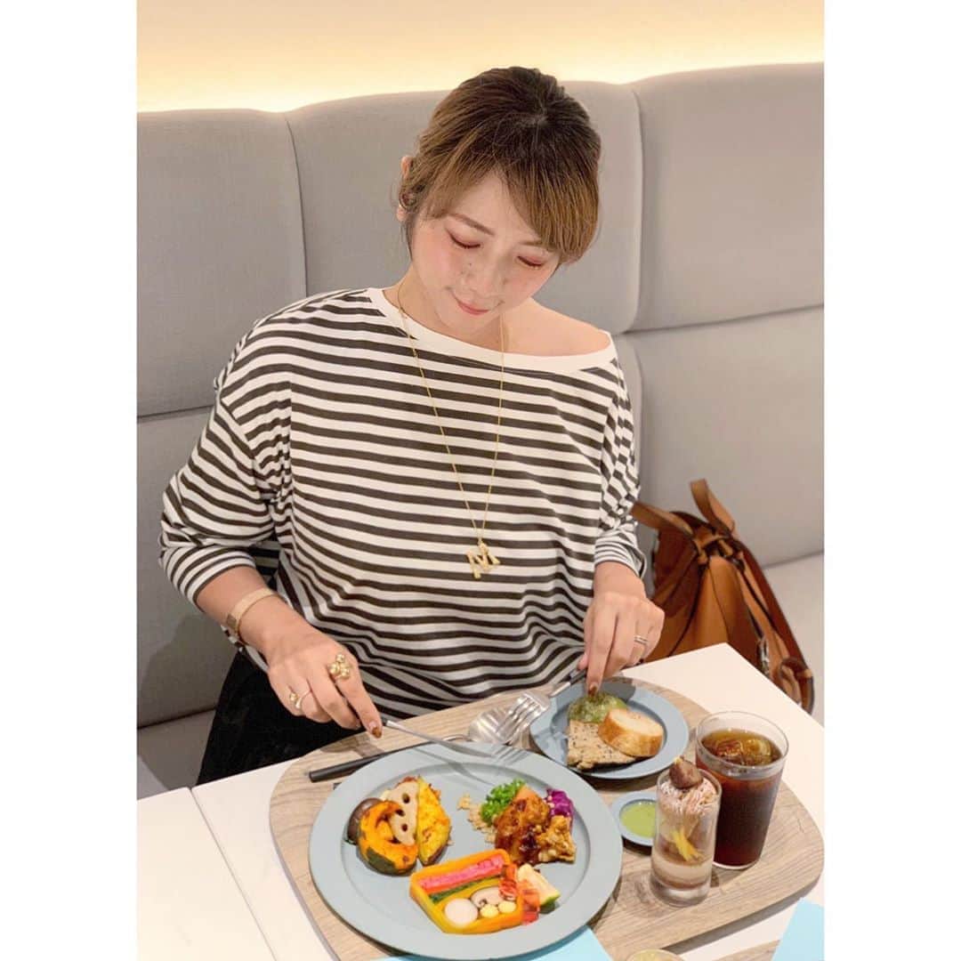 のインスタグラム：「☆☆☆ ・ ・ 2回目の脳洗浄行ってきました @parafuse.kanagawa_erika  ・ ・ 1回目の目に見えてびっくりする効果 そしてその後の寝付きの良さに 病みつきに♡ ・ 2回目だからそんなに効果は分からないかな？と思っていましたが 甘かったw スワイプして絶対見てください‼️ またまた全然違うーっ 目の開きが全然違う、、本当にびっくりです ・ ・ 寝れない 疲れが取れない 頭が重い 偏頭痛が、、、という方、やってみてほしいなぁ 私の紹介で2000円OFFになります かなりおすすめなので行ってみてください‼️ ・ ・ ・ ・ ・ ・ ・ #脳洗浄#parafuse #小顔#小顔マッサージ #小顔になりたい  #肩こり#頭痛#脳洗浄小顔マッサージ #脳洗浄小顔エステ  #cafe#カフェ巡り #カフェ好きな人と繋がりたい #プライベートサロン#元住吉」