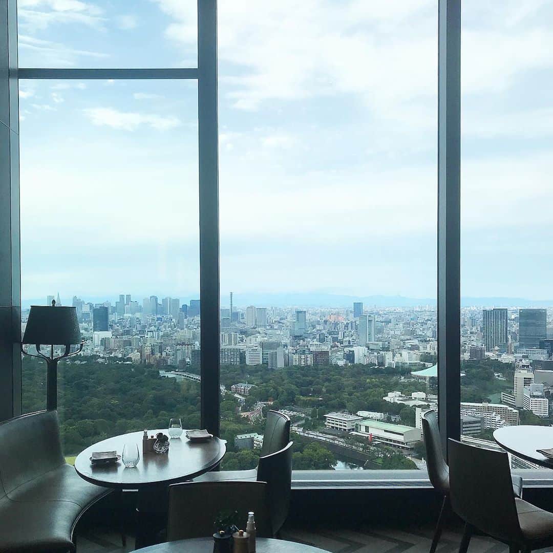 Michikoさんのインスタグラム写真 - (MichikoInstagram)「_______ Beautiful tokyo view! ✔️ . テラスから観る景色も最高に良いけど、 私は屋内からの景色が方が好きかも。 もしくは、テラス入り口右側のカウンター席の角とか。 (無類のカウンター好きなので 笑) . 東京タワーを眺めたいなら、テラスがおすすめ！ . それとテラスは南西向きだから 夜景はもちろん、富士山とサンセットが存分に愉しめる！ . このレストランは スマートカジュアルであれば気軽に入れるので、 仕事帰りの一杯🍸👔とか アペリティフで利用したいなーと思った👍🏻 . . #tokyoview #fourseasons  .」10月21日 11時56分 - michiko.jp