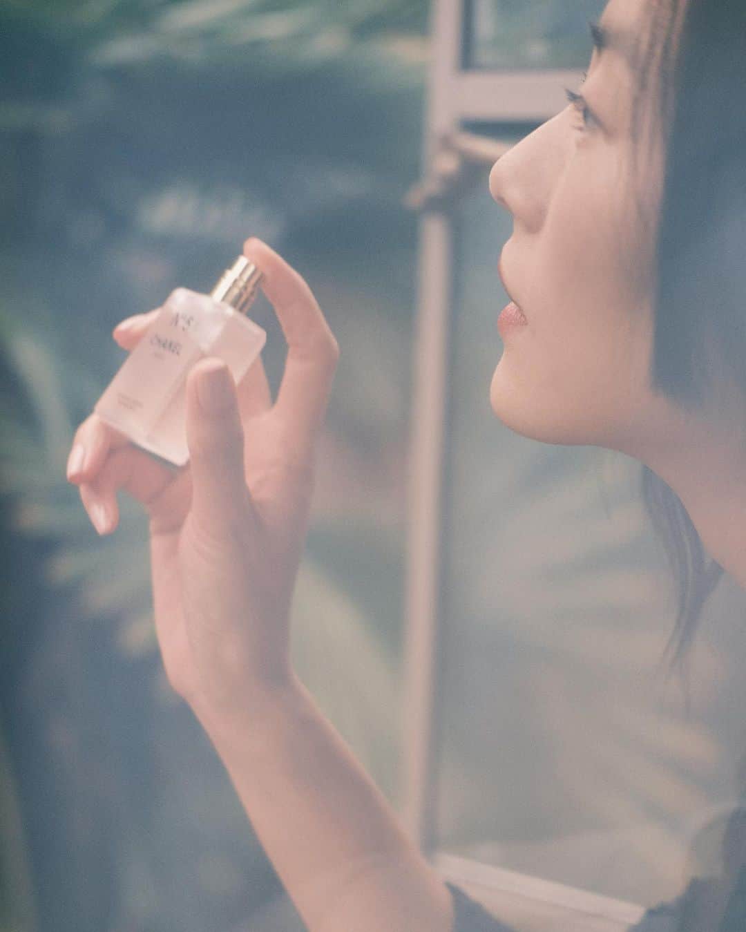 リウ・ウェンのインスタグラム：「New for #ChanelFragrance」