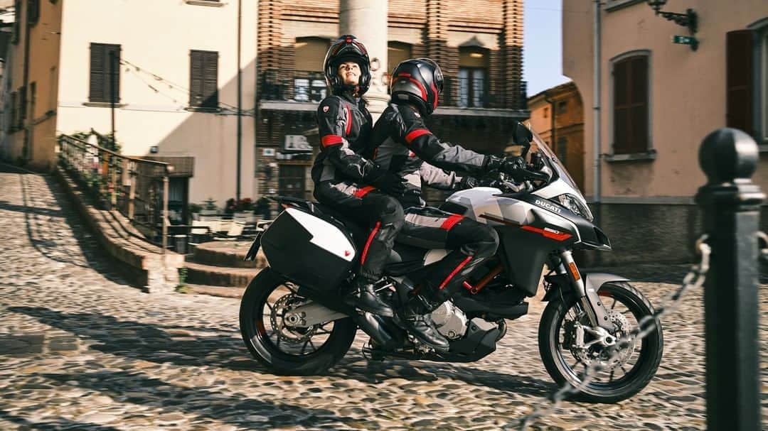 Ducati Japanさんのインスタグラム写真 - (Ducati JapanInstagram)「Born to travel -「様々な場所に出かけたい」「本能の赴くまま旅をしたい」と思うライダーへ、新しくてエキサイティングな冒険の旅を捧げます。  今回のTravel Magazineは、フード・バレー」として世界に名を轟かせている、エミリア・ロマーニャ地方をムルティストラーダ950 S “GPホワイト”で走る旅です。ご自宅で未だ見ぬ土地に想いを馳せ、バーチャルトラベルをお楽しみください。  Travel Magazineはプロフィール( @ducatijapan )のリンクよりご覧ください。  ご自宅で未だ見ぬ土地に想いを馳せ、バーチャルトラベルをお楽しみください。  #ドゥカティいいじゃん #バイク #バイクのある生活 #バイクのある風景 #motorcycle #bike #ツーリング #motorcycle_moment」10月21日 12時00分 - ducatijapan