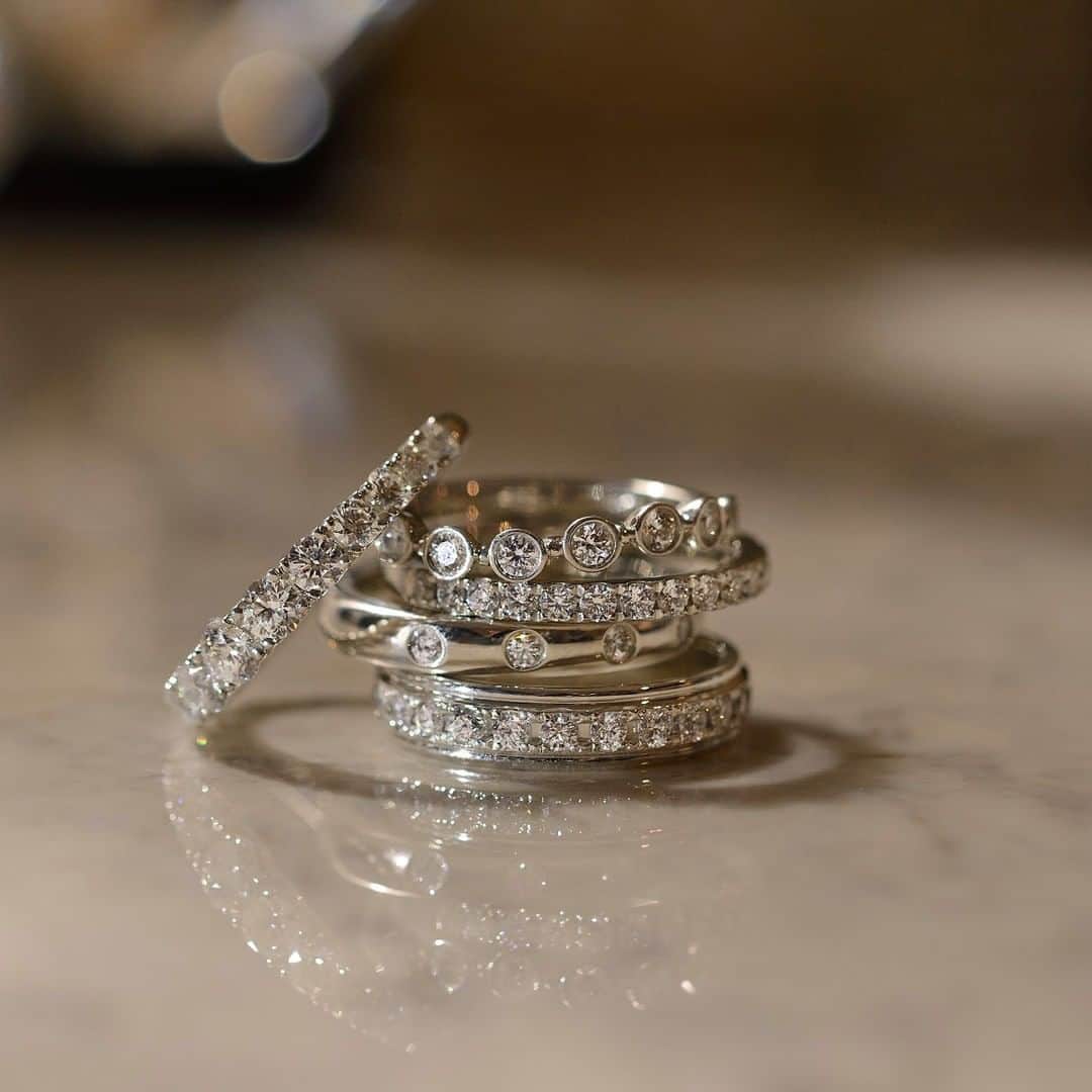ラザール ダイヤモンド ブティック公式 | 婚約・結婚指輪さんのインスタグラム写真 - (ラザール ダイヤモンド ブティック公式 | 婚約・結婚指輪Instagram)「エタニティリングは、アームの上にダイヤモンドがぐるりと埋め込まれたリングのこと。全周しているゆえに豪華さと贅沢感をたたえたデザインを“フルエタニティリング”、半周分だけ埋め込まれたものが“ハーフエタニティリング”と呼ばれる。  今、私たちの生活は、仕事が職場であったり自宅でリモートワークをしたり。友人とのコミュニケーションも出かけることもあれば、リモート呑みをしたりもする。つまり、着こなしにおいてもメリハリのきかせにくい生活を送っている。だからこそ、普段使いしやすく、華やかなエタニティリングは、今の私たちの毎日にぴったりフィットする。  永遠の愛を意味するエタニティリング。単なるアクセサリーではないからこそ、時間をかけて、とっておきのデザインを見つけたい。ラザール ダイヤモンドでは、あなたにとっての“運命のリング”がきっと見つかります。  プロフィールのリンクからHPをご覧いただけます。﻿ → @lazarediamond_boutique  #結婚指輪 #婚約指輪 #マリッジリング #ブライダルジュエリー #エタニティリング #エンゲージリング #marriagering #bridaljewelry #engagementring #結婚指輪選び #婚約指輪選び #結婚指輪探し #婚約指輪探し #lazarediamond #ラザールダイヤモンド」10月21日 12時00分 - lazarediamond_boutique