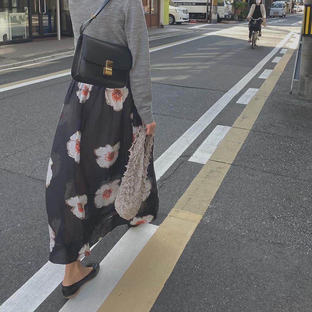 のインスタグラム：「素足で涼しい秋の気候がもう少し長いといいのになぁと切に思う🍁 ・ ・ ・ #寒いのも苦手」