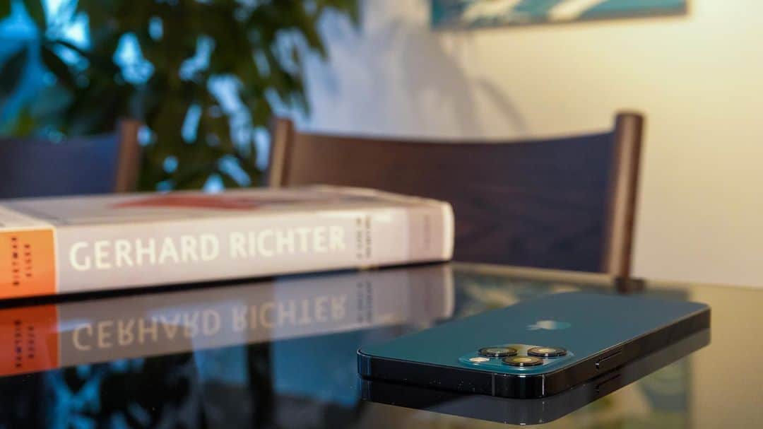 林信行のインスタグラム：「iPhone 12 , iPhone 12 Pro and sample pictures #shotOniPhone12Pro  pictures of #iPhone12 and #iPhone12Pro are taken at #EbisugawaSalone (furniture by #ARIAKE , porcelains by #2016/ , book selection by #BEAMS )  Photo 3-5 are taken at #BarOak at #TokyoStationHotel (an member and award winner of #SmallLuxuryHotelsOfTheWord )  今年登場の新iPhoneは、机の上に立つフラットエッジなデザイン、磁石でピタッとくっついて充電できるMagSafe充電、さらにはついにやってくる注目技術の通信技術の5G、他を寄せ付けない圧倒的性能のプロセッサーなど魅力が多いけれど、やはり、なんといっても最大の魅力はカメラ機能の素晴らしさ。 映像に関してもDolby Vision HDRという、映画のように美しい映像が撮れる世界で唯一のカメラとなっている（しかも、編集もできる）。ただし映像機能は新過ぎて編集ソフトやYouTube、Instagramも対応待ちで、その素晴らしい映像日を再現できるのは今のところ一部のiPhoneだけ（すぐに他も対応を始めると思うけれど）。  製品写真は #夷川サローネ で撮影 （家具： 有明  有田焼： 2016/ ブックセレクション: #BEAMSCULUTART ）  iPhone 12 Proで撮影した最初の3枚のサンプル写真は #東京ステーションホテル  60年以上バーテンダーをしてきた伝説のバーテンダー、 #杉本壽 さんがいるBar Oak で撮影  photo 3-10 are #shotOnIPhone12Pro and cropped and compressed by #Instagram  より詳しいレビューは #ITmedia #PCUser にて！  https://www.itmedia.co.jp/pcuser/articles/2010/20/news140.html」