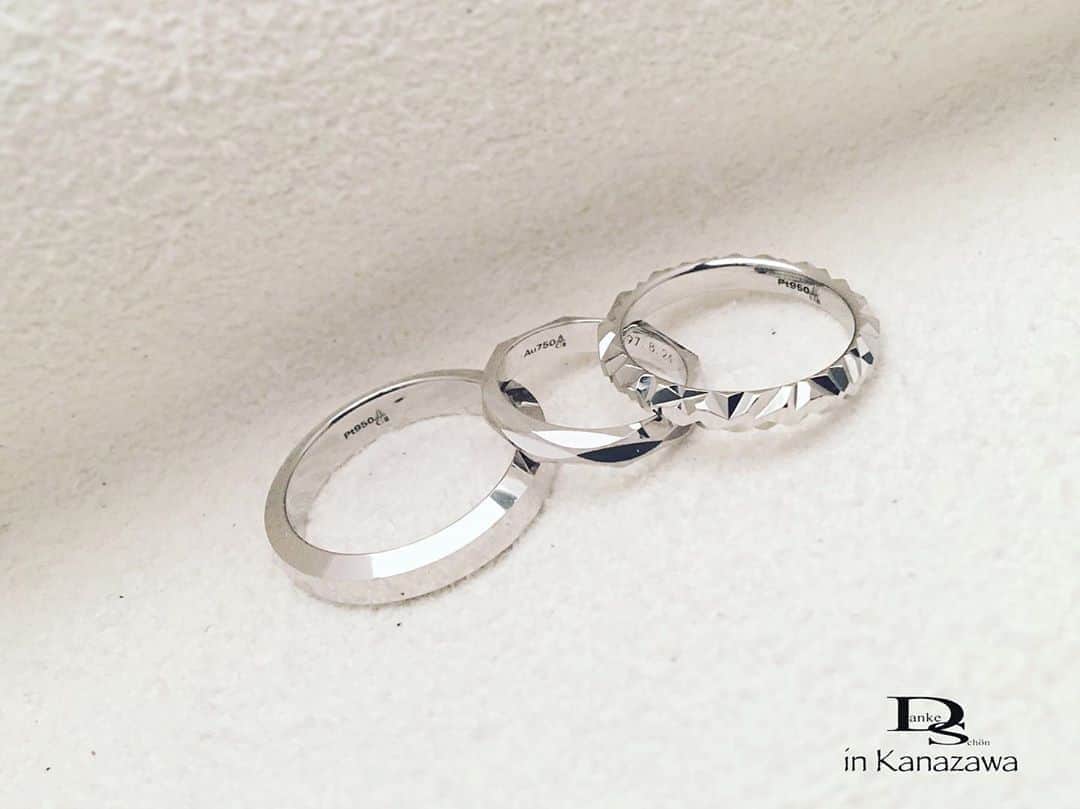 Danke schön ダンケ 金沢 結婚指輪 鍛造さんのインスタグラム写真 - (Danke schön ダンケ 金沢 結婚指輪 鍛造Instagram)「・ ・ 白を背景 第2弾 ・ ・ 📷左 この指輪の形状が基本系となり ・ ・ 削ぎ 削がれ 削がれたら ・ ・ の削り出しの結果 生まれたモデル達 ・ ・ よーく見ると👀 直線ー直線ー直線 だけど どの位置にどの角度で削るかで ・ ・ これだけ 表現力が豊かになる。 ・ ・ 〰️ じゃなくて W な感じ 鍛造の削り伝わってるかな🤔 ・ ・ ・ 鍛造削り出し 🇩🇪クリスチャンバウアー 専門店 『  Danke schön 』 ・ ・ ・ ——Danke————————————— ▪︎トップページ 🔜 @danke2005 ———————————schön———— ・ ・ ・ #christianbauer_kanazawa #クリスチャンバウアー金沢 #金沢結婚指輪 #結婚指輪 #婚約指輪 #鍛造指輪 #記念日 #結婚指輪探し #鍛造 #エンゲージリング #結婚式延期 #結婚指輪手作り  #メンズブライダル #ポルシェ #メルセデスベンツ #岐阜 #工業系 #結婚記念日 #切削 #ポリッシュ #結婚指輪金沢  #金沢 #福井結婚指輪 #富山結婚指輪 #メンズリング #マリッジリング #福井 #富山 #kanazawa #似てる  ・ ・ ------------------------------------------ 鍛造削り出し 🇩🇪クリスチャンバウアー 専門店 『  Danke schön 』 ・ • 営業時間 am11:00〜pm9:00 • 定休日 : 木曜日 • 駐車場 : 店舗前OK • ご予約 : 優先 ・ ・ ——Danke————————————— ▪︎トップページ 🔜 @danke2005 ———————————schön————」10月21日 12時02分 - danke2005