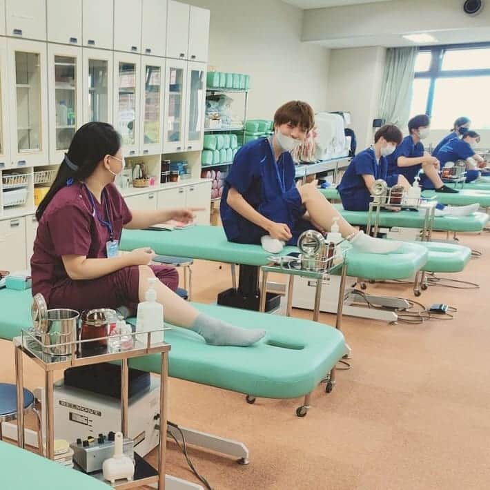 日本工学院さんのインスタグラム写真 - (日本工学院Instagram)「鍼灸科の1年生が、初めて鍼治療を行った時の様子です❗ . 基礎実技も学び終え、覚えたことを確かめながら、自分の足に初めて刺入しました😃 . . 「#日本工学院」をチェック！！ 学生が投稿したリアルな日常風景を見ることができますよ！ . . #nihonkogakuin #専門学校 #日本工学院八王子専門学校 #日本工学院専門学校 #教職員投稿写真 #鍼灸科 #若きつくりびと #鍼灸科 #整体師 #鍼灸男子 #鍼灸女子 #女性鍼灸師 #鍼灸学生 #鍼灸師の卵 #鍼灸治療 #鍼灸 #エステティシャン #セラピスト #整体 #美容 #筋肉」10月21日 12時12分 - nihonkogakuin