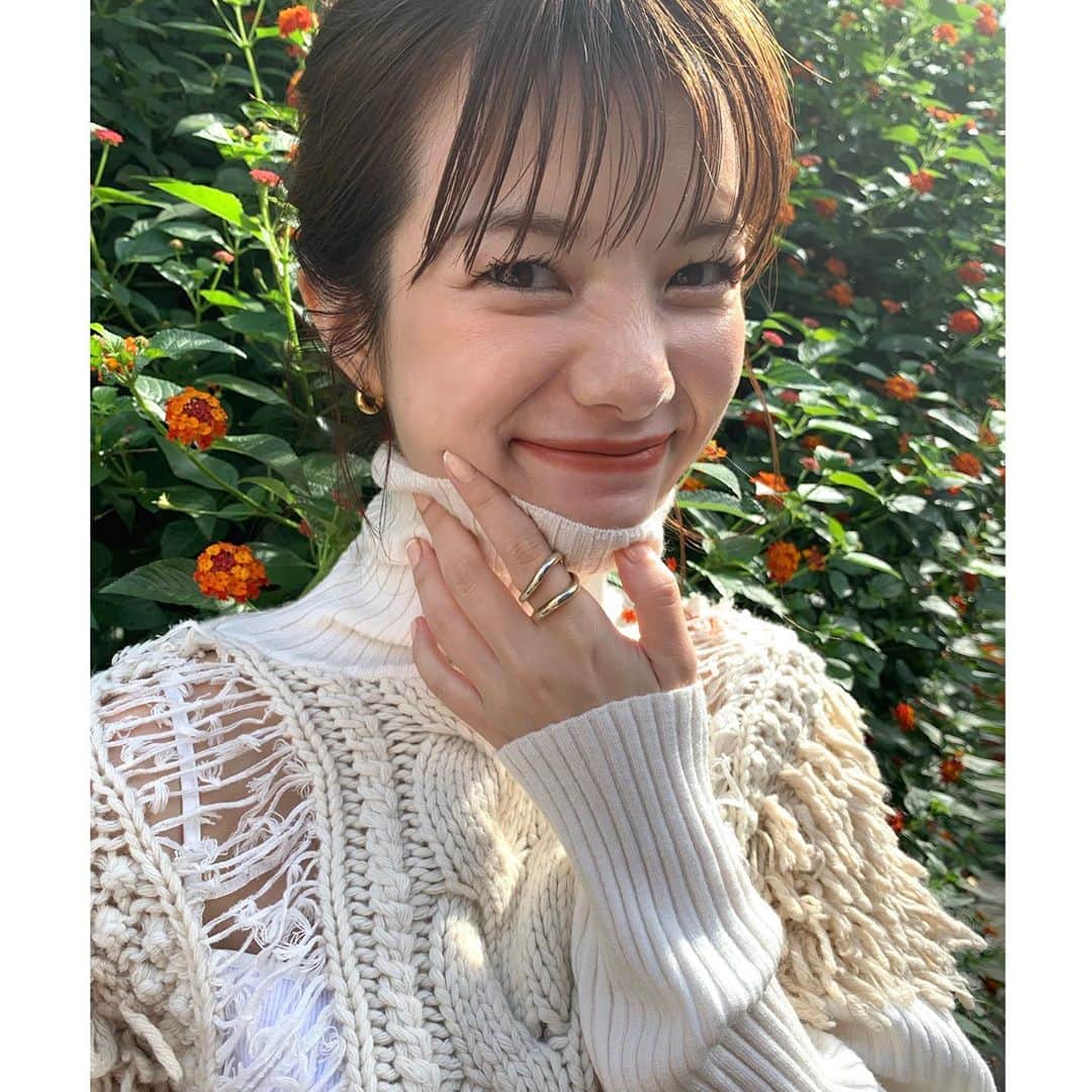 西谷菜々のインスタグラム：「. 大好きなオペラからテラコッタの新色が出たと聞いて、もうゲットするしかないよね💄 オンラインとPLAZAで先行発売中✨全国では10/28から発売開始だそうです😘  テラコッタリップ×白ニット×おだんごはきっとずっとスキ🤍🧶 #オペラリップティント #オペラ秋色テラコッタ #リップティント #ティントリップ #PR」
