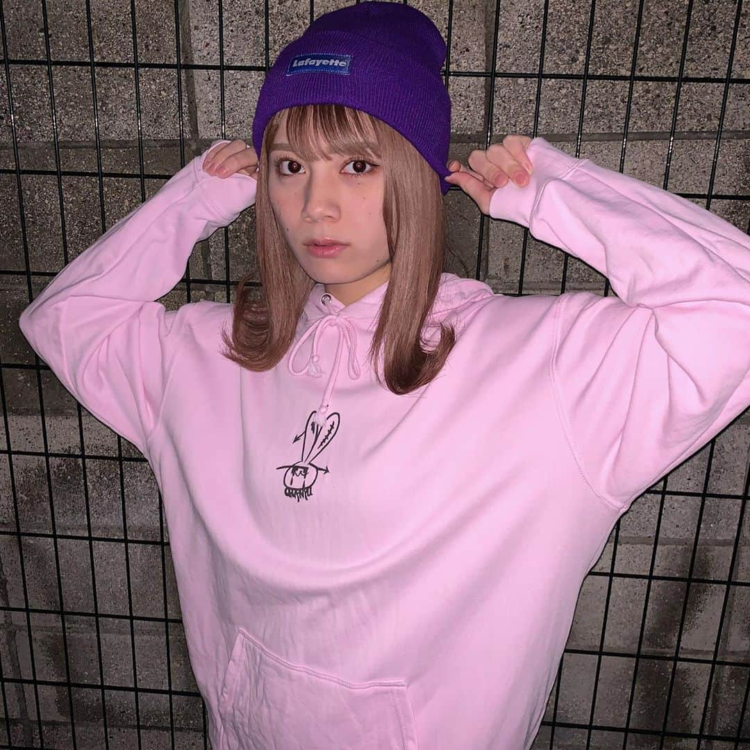 江藤由羽さんのインスタグラム写真 - (江藤由羽Instagram)「自分の着たい服を作りたくて、自分でデザインした服販売し始めたんだ🥰❤️ちゃんゆウ詐欺パーカーごり可愛いからみんなも良かったらサイト覗いてみてね😂😂プロフィールにURL貼ってる！！！(干し方ミスってめっちゃシワシワやけど気にせんでね) 帽子🦍lafayette パーカー🦍ちゃんゆウ詐欺パーカー第二形態 本体🦍ちゃんゆう #lafayette #ちゃんゆう」10月21日 12時10分 - chanyu_jp