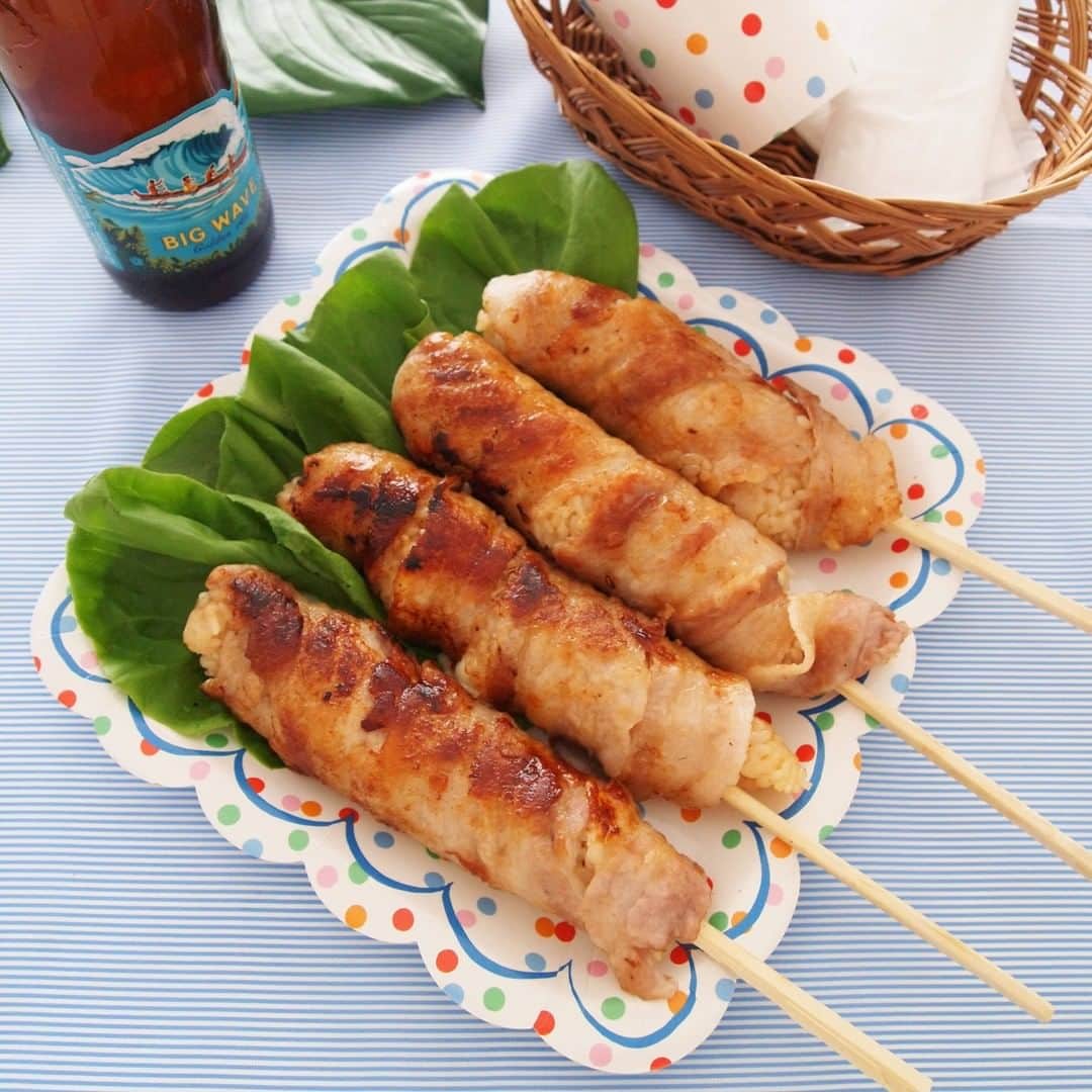 のインスタグラム：「【肉巻きチーズおにぎり】 . 人気の肉巻きおにぎりもパックごはんを使って簡単に♪ チーズが入ってジューシーな味わい。 . ▼材料（２本分） ❁パックごはん：180g ×１パック ❁焼肉のたれ（混ぜる用）：大さじ１ ❁プロセスチーズ（スティック状）：約25g×2本 ❁豚バラ肉（薄切り）：4枚（約100g） ❁塩・こしょう：少々 ❁片栗粉：適量（大さじ１弱） ❁焼肉のたれ（塗る用）：適量（約大さじ１） ❁サラダ油：少量 ❁サラダ菜：適量 . ▼下準備 ・パックごはんはトレーからだし、フライパンなどで加熱しておく . ▼作り方 ①ごはんに焼肉のたれを混ぜ合わせる . ②ラップに①の半量を広げる。 割り箸などにチーズを刺し、ごはんの上にのせて包み込み、棒状のおにぎりを作る。 ラップに包んだ状態でしばらく置く。（同じ物を２本作る） . ③豚バラ肉を広げ片面に塩・こしょうをする。 ラップをはずした②をのせて２枚ずつ巻き付け、片栗粉をまぶす . ④フライパンにサラダ油（少量）を塗って温め、巻き終わりを下にして並べる . ⑤4～5分ほど焼き、肉の色が変わったら、焼肉のたれ（約大さじ１）をまんべんなく塗りながら焼く . ⑥サラダ菜を添えて盛付ける . #ごはん #rice #gohan #パックごはん #パックご飯 #レシピ #おうちごはん #おうちキャンプ #庭キャンプ #簡単レシピ #キャンプ飯 #キャンプごはん #アウトドア飯 #アレンジレシピ #肉巻きおにぎり #デリスタグラム #foodstagram #今日のごはん #TableMark #テーブルマーク」