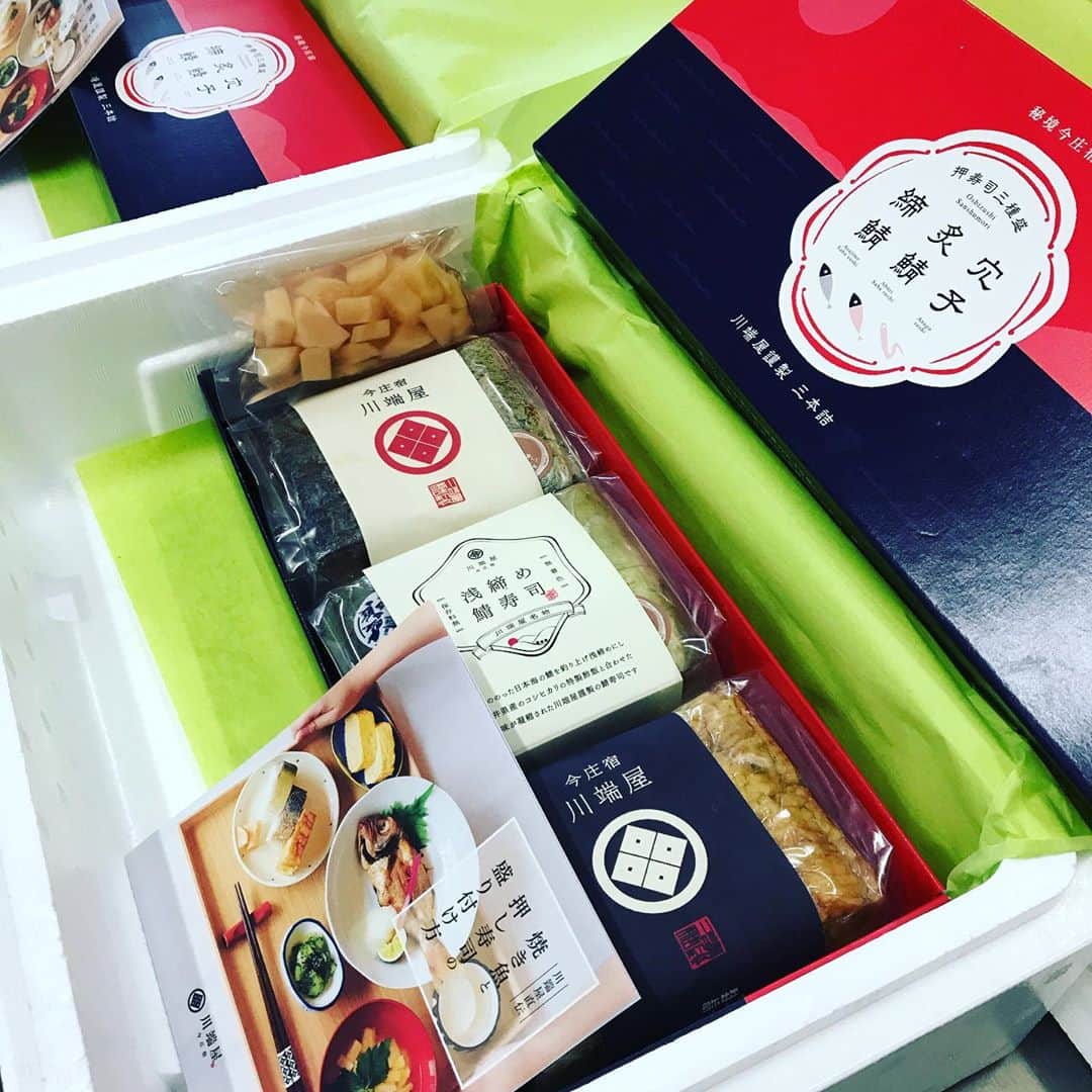 旅館 川端屋のインスタグラム：「毎度ありがとうございます😊  秋鯖の脂が乗った鯖寿司は身が厚く我ながら絶品です✨  補助金事業のおかげで送料無料でお届けできますので、オンラインストアの『送料無料！水産物応援商品』をチェックして下さい😊  www.kawabataya.jp  地域共通クーポンやgotoイートにも対応できます🙆‍♀️  10月いっぱいまではpay pay がお得です❤️最大20%1000pまで還元あります😆  心を込めて食の街福井より美味しいをお届けします✨✨✨  #川端屋  #今庄宿  #通信販売  #オンラインストア  #おとりよせグルメ  #鯖寿司  #押し寿司  #美味しいもの大好き  #福井グルメ  #ふくいの美味しいお店」