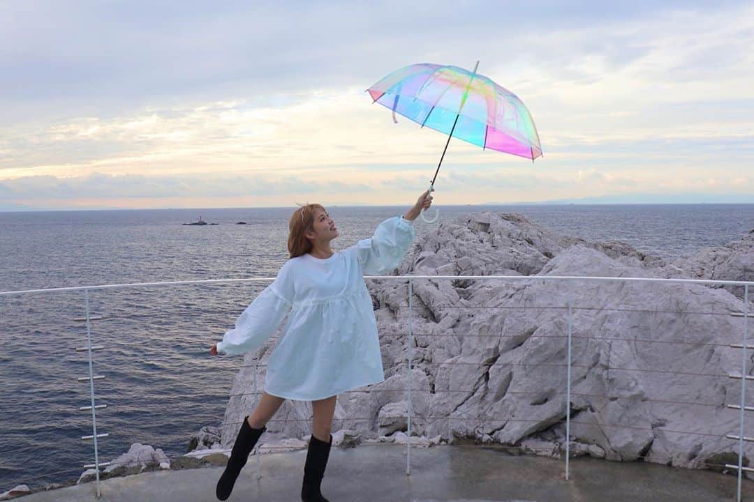 MANA（宮本茉奈）のインスタグラム：「𝑅𝑒𝑖𝑛𝑦 𝑑𝑎𝑦﻿ ﻿ 雨の日も、友達とかわいい傘となら☺︎﻿  #今日のまなぼう #ティアードワンピース #markcoco #私服 #code #ootd ﻿ #白崎海洋公園 #オーロラ傘﻿  #和歌山 #和歌山観光 #和歌山旅行﻿ #日帰り旅行 #日帰りドライブ #日帰りドライブ関西 #日帰り旅 #日帰り関西 #大阪から日帰り #雨の日デート #雨の日 #韓国ファッション #韓国コーデ #韓国通販 #韓国通販サイト #秋コーデ #プチプラコーデ #プチプラ」