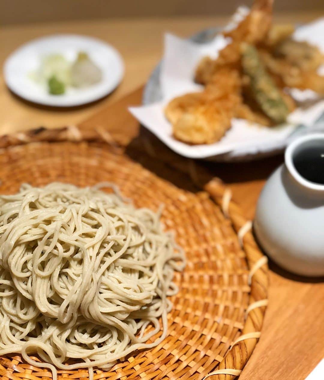 進藤やす子のインスタグラム：「✳︎ 新そばの季節🍁 . 少し前に食べに行ってアップしそびれてた #達吉 さん、相変わらず美味しかったです😊 . 阿佐ヶ谷は"蕎麦屋激戦区"と某渡部さんがグルメ本で語っていたけど、たしかに美味しいお蕎麦屋さんが結構あるんですよね〜。 . 達吉の他には、大人女子会にもオススメな「柿ざわ」、夜ゆっくりお酒を飲みながらもいい感じの「やの志ん」など。 . こういう"敷居は高くないけど実力派"のお店が多いのも阿佐ヶ谷のいいところ✨ . . #阿佐ヶ谷 #阿佐ヶ谷グルメ #阿佐ヶ谷ランチ」