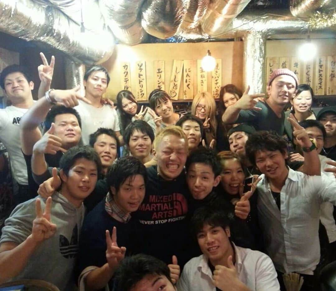 佐藤天さんのインスタグラム写真 - (佐藤天Instagram)「2013年10/20にデビューして、今日で7年！！遠い昔の様なつい昨日のことの様な。 デビュー戦も皆が応援しに来てくれてギリギリ勝って皆喜んでくれて。大好きな思い出の１つです！  Seven years ago today was my professional debut day. It was one of my great memory.💯  #7年前 #デビュー戦 #後楽園ホール #TRIBETOKYOMMA #TRIBETOKYOFIGHT #ギリギリ勝った  #インターバル中足埋まるかと思った #腕じゃなくて足揉んでください #清水さんすみませんでした笑 #試合後 #酸欠で #吐いた #思い出」10月21日 12時26分 - satotenten