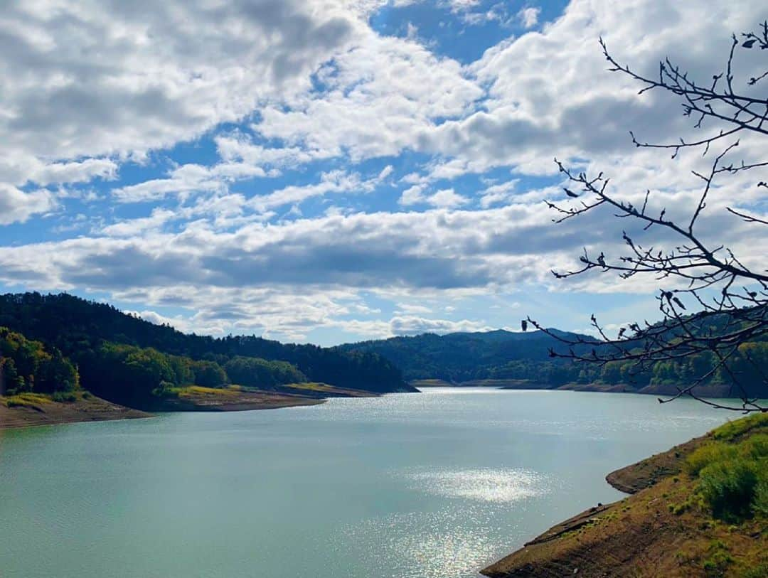 沙羅さんのインスタグラム写真 - (沙羅Instagram)「初めての北海道🐄🐄🐄﻿ 大自然🌿元気な子供たち🧒👦﻿ ほがらかな人たち👨👩👵👴﻿ 湖と恐竜🦖 ハイキング日和で 果てしなく気持ちいい日だったぁ🍁  ちょっと早めだけど、﻿ みんなでHalloweenダンスしたよ🎃﻿ 楽しかったー☺️  そして帰りの新千歳空港でいただいたお寿司が美味しすぎました🍣😭あーありがとうございました❤️  ﻿ #みかさ桂沢紅葉祭り﻿🍁 #毎日、北海道牛乳飲んでる私は🥛🥛🥛🥛🥛﻿ #北海道に育ててもらったと言っても﻿ #過言じゃない🥰🥰🥰﻿ #見に来てくれた皆さま﻿ #一緒にダンスしてくれた皆さま﻿ #スタッフの皆さま﻿ #最高の時間をありがとうございました💖﻿ #半年ぶりくらいの﻿ #お客さんの前でのステージ🎤✨﻿ #やっぱり無観客じゃなくて #みんなで一緒に﻿楽しむ時間が好きです😊🍀﻿ #感謝感激雨綾瀬❤️﻿」10月21日 12時26分 - sarapika128