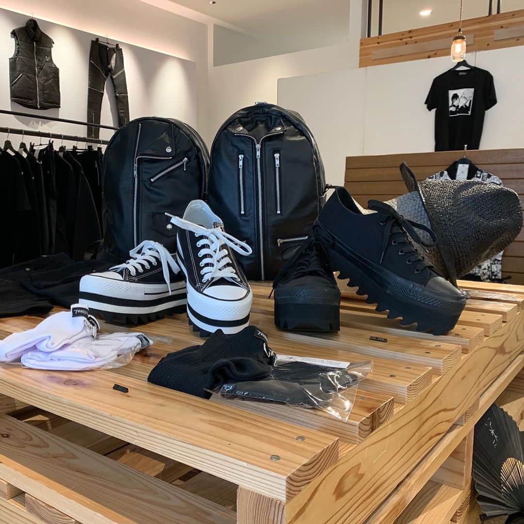 のインスタグラム：「POP UP SHOP TOUR in沖縄、2日目です!! 店頭にて皆様のご来店をお待ちしておりますので宜しくお願い致します😊🏬🕴  TEARS OF SWAN POP UP SHOP TOUR 2020 in OKINAWA  DAY:2020.10/20(tue)〜10/26(mon) TIME:10:00〜21:00 SHOP:那覇オーパ PLACE:沖縄県那覇市泉崎1丁目20番1号 カフーナ旭橋A街区2階 TEL:03-6303-2056(お問い合わせ/Tears of Swan atelier shop) WEB: https://www.opa-club.com/naha  @tears_of_swan #tearsofswan @naha_opa  #那覇オーパ  #那覇 #沖縄」