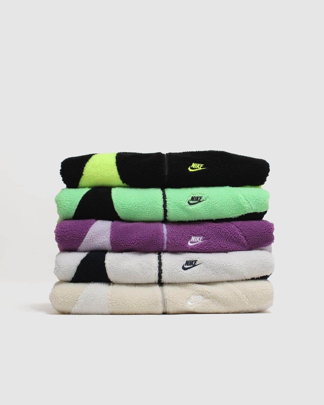 A+Sのインスタグラム：「2020. 10. 23 (fri) in WEB STORE  ■NIKE NSW VM SWSH FULL ZIP JKT COLOR : LIGHT BONE / SAIL×NAVY / PURPLE / I.GREEN / BLACK×VOLT SIZE : SMALL - 3X LARGE PRICE : ¥12,000 (+TAX) ※実店舗では2020年10月30日(金)より発売となります。  寒い日も存在感のあるスタイル。 ナイキ スポーツウェア ジャケットは、大きなロゴで個性をアピールするリバーシブルデザイン。外出のたびにイメージチェンジを楽しめます。フレンチテリー素材とタフタ素材が寒い日も暖かい着心地を保ちます。  A style that has a strong presence even on cold days. The Nike Sportswear Jacket has a reversible design with a large logo that emphasizes your personality. You can enjoy a makeover every time you go out. French terry and taffeta materials keep you warm and comfortable even on cold days.  #a_and_s #NIKE #NIKEBIGSHOOSH #NIKENSWVMSWSHFULLZIPJKT」