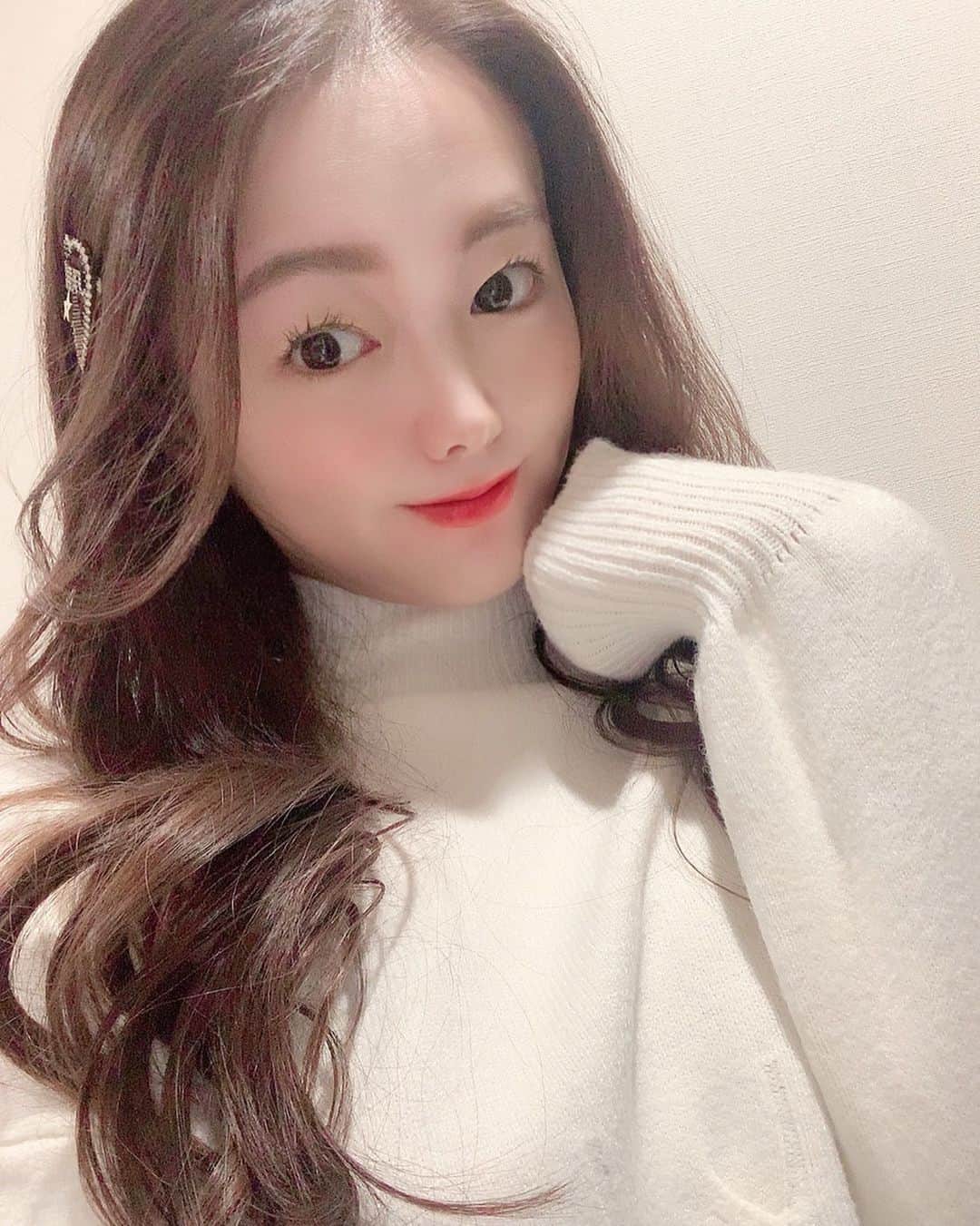 のインスタグラム：「白ニット女子は好きですか😇💓❓❓  #fashiongram#fashionstyle#fashionista#ootd#knit#whiteknit#whiteknitsweater#ニット女子#ニット女子は好きですか #白ニット#白ニットコーデ#白ニット女子」