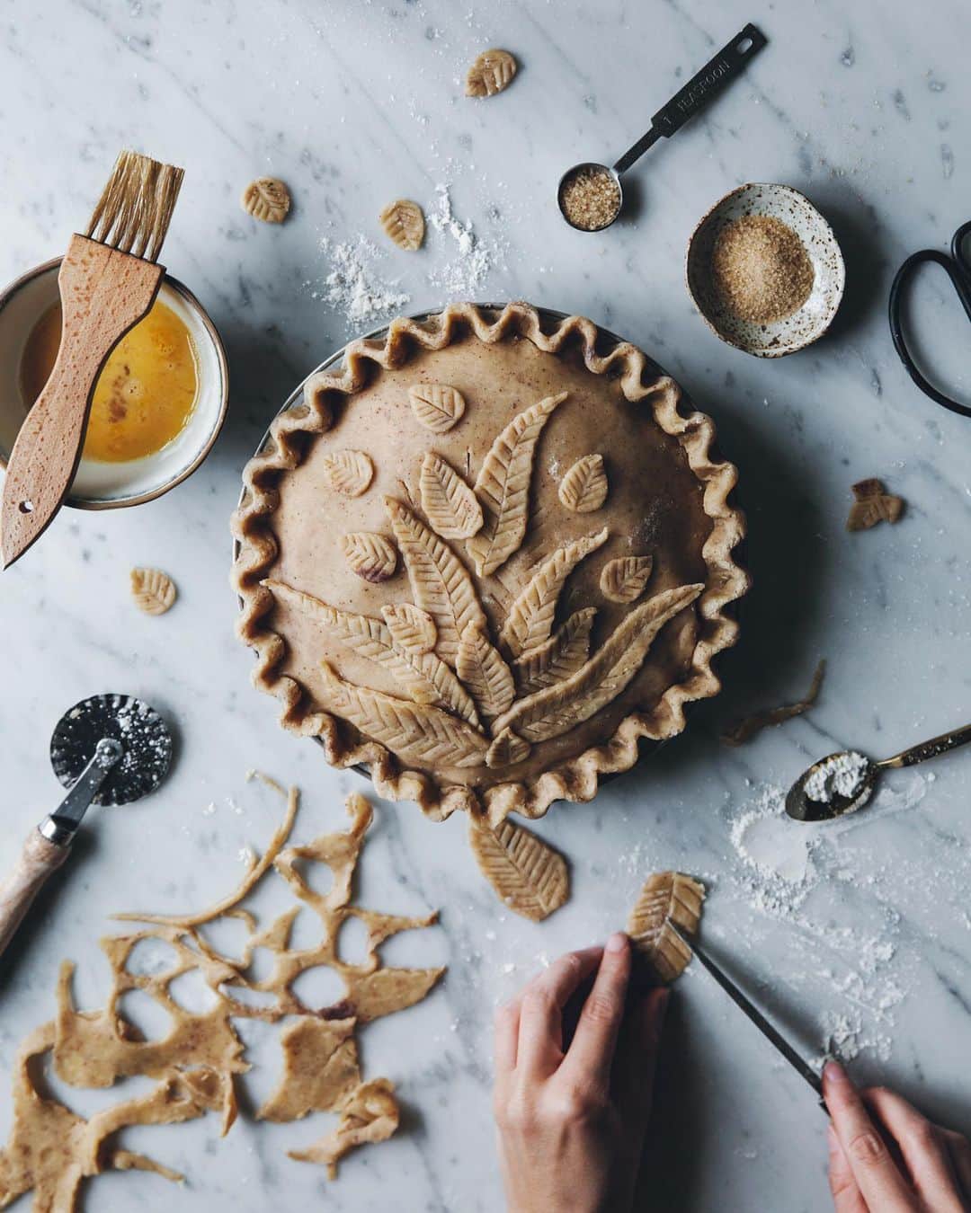 Linda Lomelinoのインスタグラム：「New blogpost and video! There’s a new post on How To Make A Pie Crust on the blog where I’m sharing some tips and tricks and recipes for both a double and single crust. And what I hope is a helpful video on YouTube 🤗🥧 You can find links to both through the link in my profile!」