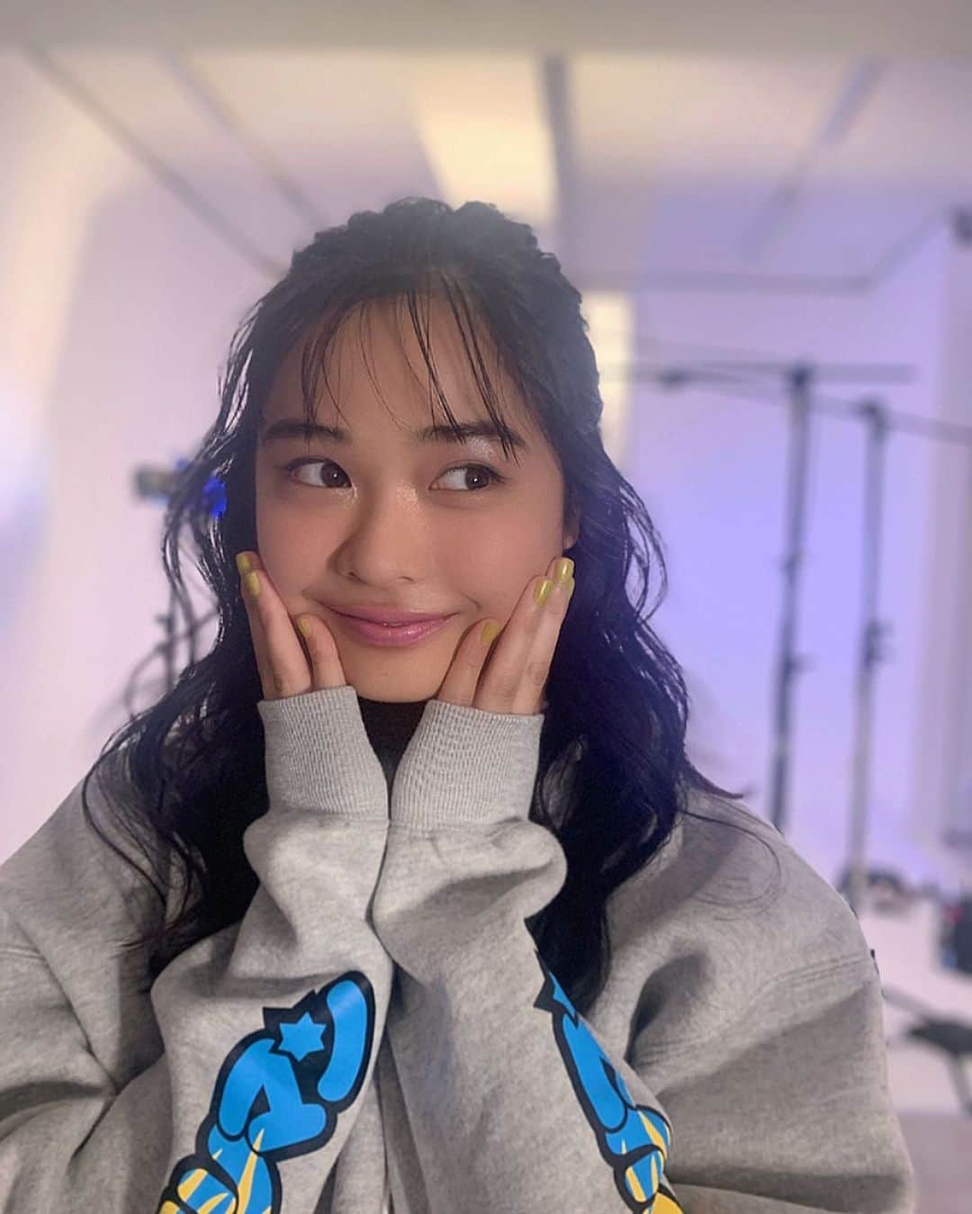 西本ヒカルのインスタグラム：「・ オフショットです💗✌︎ とても楽しい撮影でした📷 またお写真公開されましたら、 お知らせします🎉 #ビックリマン」