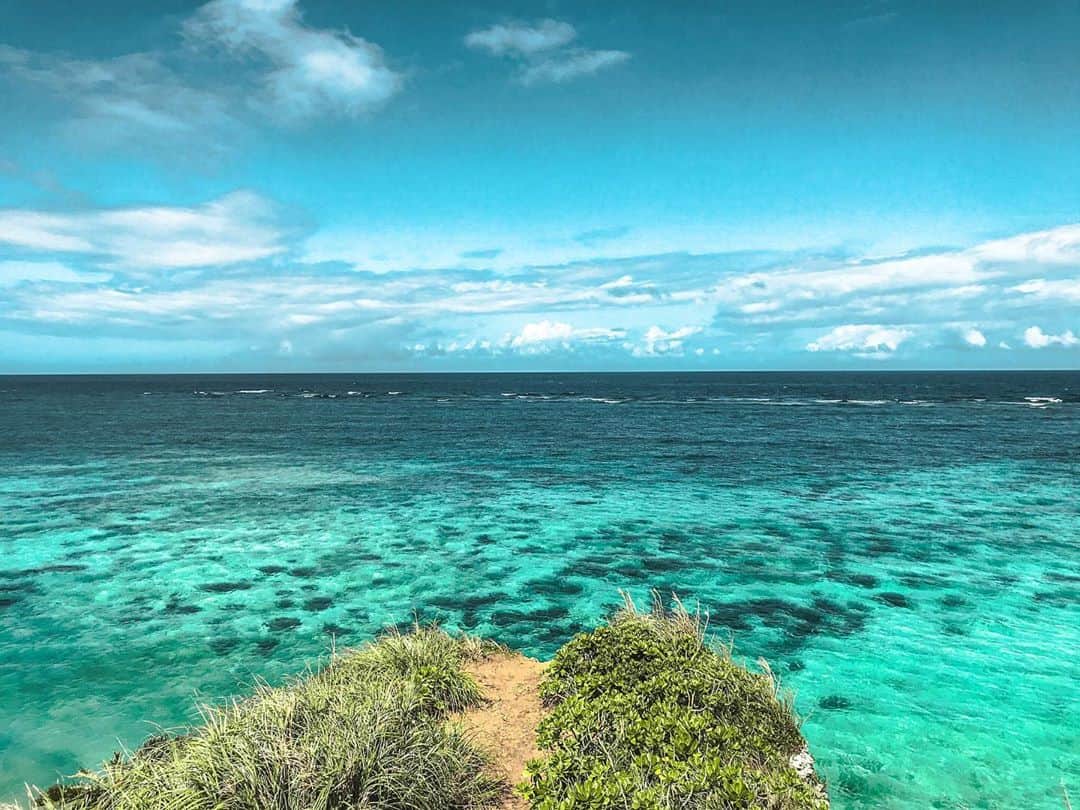 安藝正俊のインスタグラム：「▶︎【恩納村の絶景はココ！】  🌴 沖縄の絶景 🌴  ここはホント癒される👏 潜っても良し、眺めても良し、ビーチでのんびりも良し  疲れた時にこういう場所ですぐリフレッシュできるのが沖縄よ 🤙  沖縄に来るときはぜひ寄って欲しいね♪ 【波の音と景色の動画載せときます】 : #沖縄 #沖縄移住 #沖縄生活 #沖縄旅行 #沖縄の海 #沖縄好きな人と繋がりたい #海 #海のある生活 #海好きな人と繋がりたい #旅好きな人と繋がりたい #写真好きな人と繋がりたい #お洒落さんと繋がりたい #綺麗な景色 #日本の風景 #ライフスタイル #アウトドア #スローライフ #インスタ映え #ダレカニミセタイケシキ #ダレカニミセタイフウケイ #okinawa #okinawalife #okinawajapan #okinawatrip #lifestyle #outdoor #sealife #summervibes #goodvibes #chill」