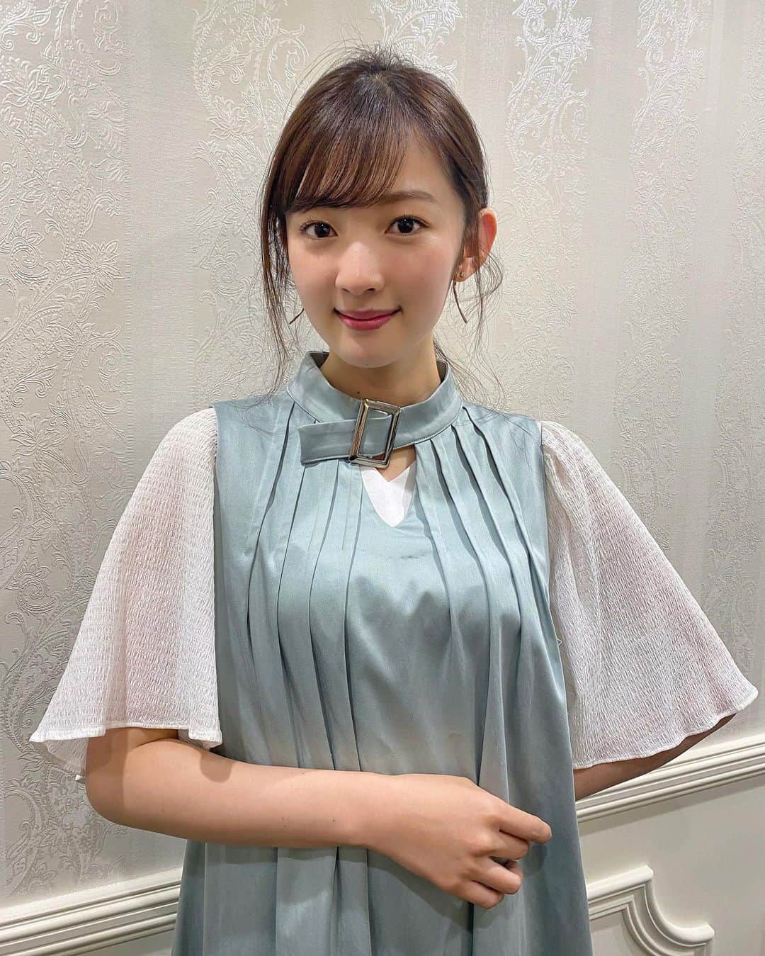 のインスタグラム：「先日はかおりさんの﻿ 『細木かおりの笑って過ごそう』の収録に！﻿ ﻿ 私は進行MCを務めさせて頂いてるのですが、﻿ 毎回緊張、、、でも、﻿ かおりさんにユージさんは優しくて温かくて﻿ 回を重ねるごとに楽しくて楽しくて﻿ あっという間な収録なのです😌✨﻿ ﻿ 動画コンテンツ詳しくは﻿ 細木かおりさんのサイトをご確認ください😉﻿ ﻿ 衣装は　@room211_tokyo  さん　👗❤︎﻿ ワンピースの品のある光沢に顔まわりが チョーカーみたいなデザインも可愛くて﻿ 顔もぱぁっと明るく見える˚✧₊」