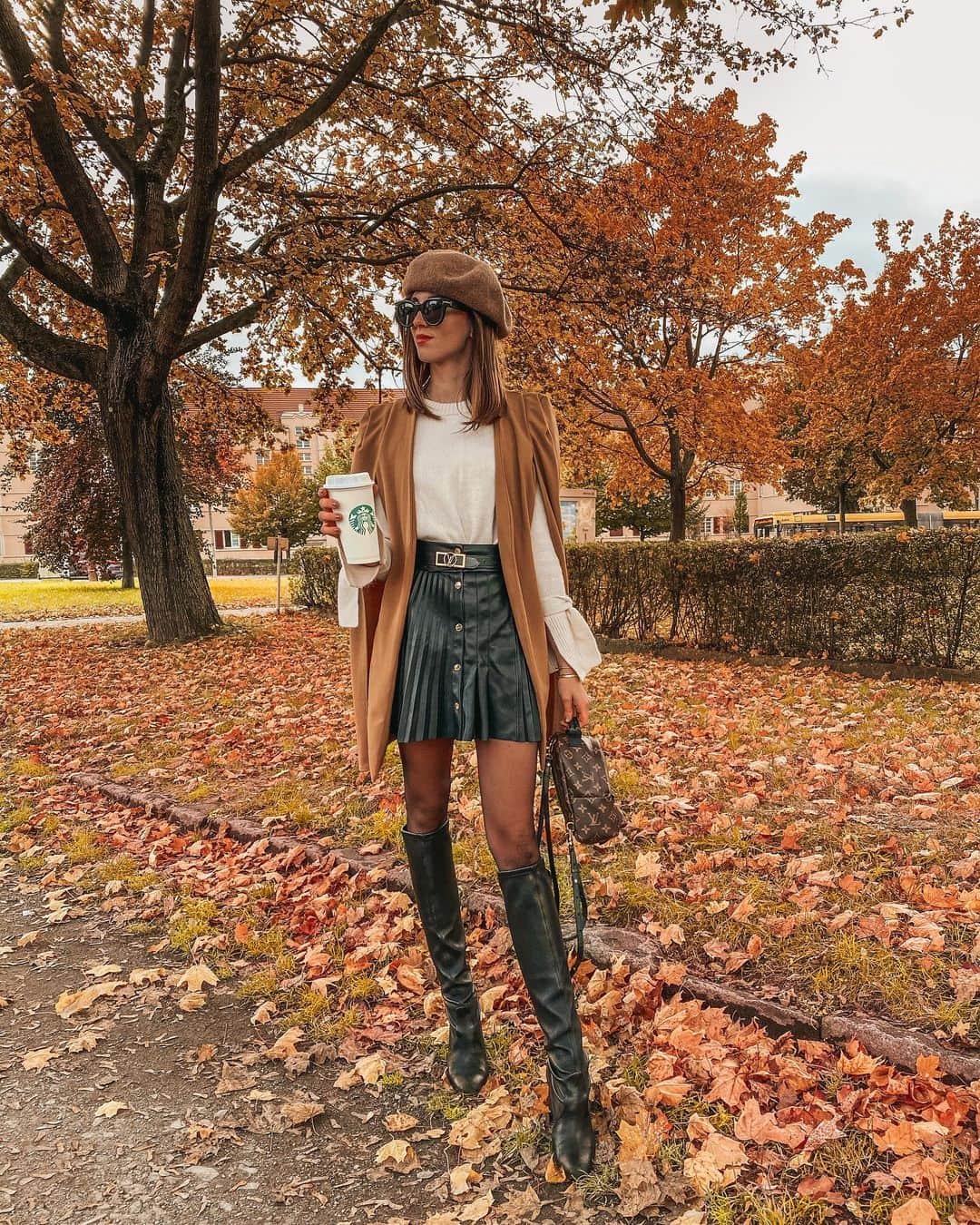 バーボラ・コディトヴァのインスタグラム：「Blending in in my favourite outfit & my new colour by @salonpetramechurova 🍂🎃」