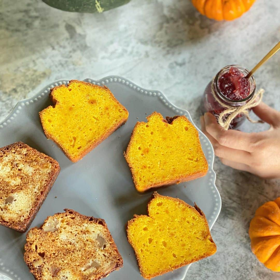 ayumiのインスタグラム：「🍎 @uki_ukicafe  スイーツボックス第4弾！！ 「お家でハロウィン🎃」 ご注文受付中開始しました！☺️  今回は送料半額キャンペーンです😇💛  発送予定： 2020年11月2日 〜 2020年11月13日  「２種のバターケーキ＆林檎の赤ワインジャム」のセット ・かぼちゃのバターケーキ3個 ・くるみとキャラメルのバターケーキ2個  パウンドケーキは米粉を使用し調味料はきび砂糖のみを使用しております☺️  ご注文、詳細はプロフィール下のURLからお願い致します🥰💓 #ukiukicafe#代官山カフェ」