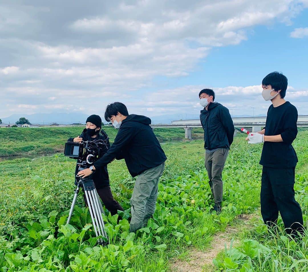 入江悠のインスタグラム：「この人について何か撮り逃したことはないだろうか、と思いながらいつも俳優部の背中を見送る。 でも今回はミニシアターで再会する未来があるからね。　 『シュシュシュの娘』  https://motion-gallery.net/projects/irie-movie」