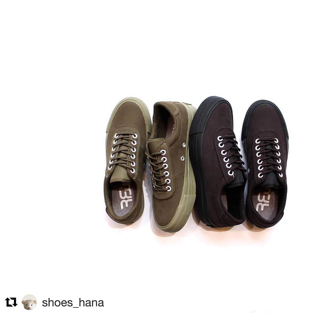 アールエフダブリューさんのインスタグラム写真 - (アールエフダブリューInstagram)「#Repost @shoes_hana with @get_repost ・・・ * RFW(アールエフダブリュー)2020年秋冬の新作商品のご紹介です。 シンプルなローカットスニーカー KOPPE 2 LO MOLE。 こちらはオンラインショップのみの販売になります。  アッパーはふっくらとした厚みと優しい手触りが特徴のモールスキン。 ダークな色合いがシックな雰囲気で、秋冬の足元によく馴染みそうです。  ちなみに“KOPPE 2 LO MOLE”のKOPPEはコッペパンのコッペ。 RFWのスニーカーはネーミングが何気に可愛い🤭  RFW #ローカットスニーカー KOPPE 2 LO MOLE color : black、khaki ¥14,000＋tax  私もRFWのスニーカー愛用しております。 なんせ履きやすいのでおススメです！  * * * 【RFW / アールエフダブリュー】  英国・ロンドンで靴作りを学んだ鹿子木隆氏により 1998年にスタートしたシューズブランド。 シンプル&ベーシックでありながら、独自のカッティングが光るデザインワークが特徴です。 2012年春夏より“ RFW (アールエフダブリュー) ”として、ブランド名、ロゴを一新。 現在、成熟したブランドとして確固とした地位を確立し、幅広い年齢層に支持されています。  * * * ▷商品詳細は写真内のタグをタップしていただくとご覧いただけます。  プロフィール画面の「ショップ」ボタンからも商品詳細ページがご覧いただけます。➡@shoes_hana  商品やサイズ感について等々、ご不明な点はお気軽にお問い合わせくださいね。 お問い合わせはこちらから↓ mail : info@shoes-hana.com tel : 086-222-0636 インスタのDMからでもOKです。  取り扱いブランド #chausser #dansko #fsny #karhu  #maccheronian #mukava #palanco #plusbychausser #reproductionoffound #rfw #spacecraft #springcourt #travelshoesbychausser #bonnemaison  and more…  #shoesgalleryhana #シューズギャラリーハナ #靴屋 #シューズセレクトショップ #表町商店街 #靴 #shoes #革靴 #革靴女子 #革靴男子 #アールエフダブリュー #ローテクスニーカー #スニーカー」10月21日 22時02分 - rfwtokyo