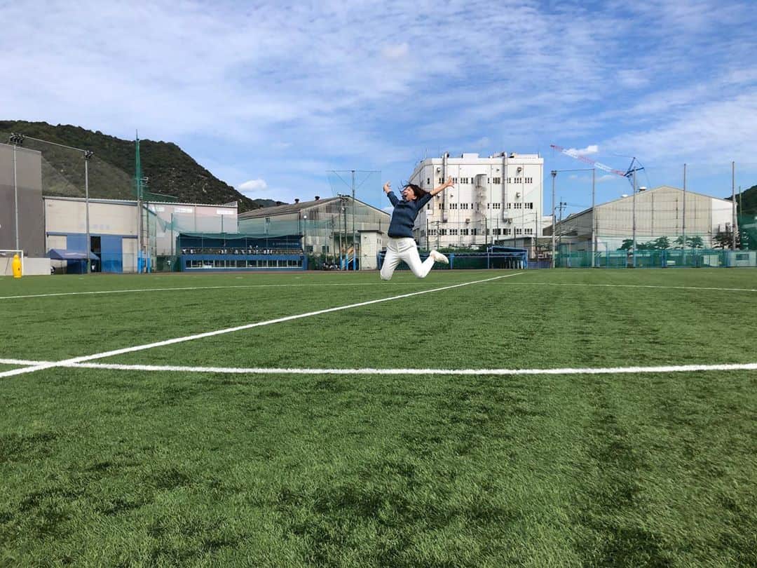 のインスタグラム：「いよいよ今週末、全国高校サッカー選手権広島県大会の決勝トーナメントが始まります⚽️ 今年も無事に大会が開催されること、取材する立場として、1人の高校サッカーファンとして、嬉しく思います☺️  今週のテレビ派では4日連続で注目校を紹介しています。最終日のあすは、広島国際学院高校！先日取材に行ってきました🙇‍♀️  去年3月に完成した人工芝のグラウンド、広くてとてもきれい〜✨素晴らしい環境で、選手の皆さんは大会に向けてトレーニングを重ねていました！  チーム史上初の全国大会へ、奮闘する様子をぜひご覧ください！あすのテレビ派18時台のニュースの中でお伝えします。 ✳︎写真撮影の時だけマスクを外しました。  #高校サッカー選手権 #キタゼ選手権 #広島国際学院 #広島テレビ　#テレビ派　#今年も　#ベンチリポート担当です🎤」