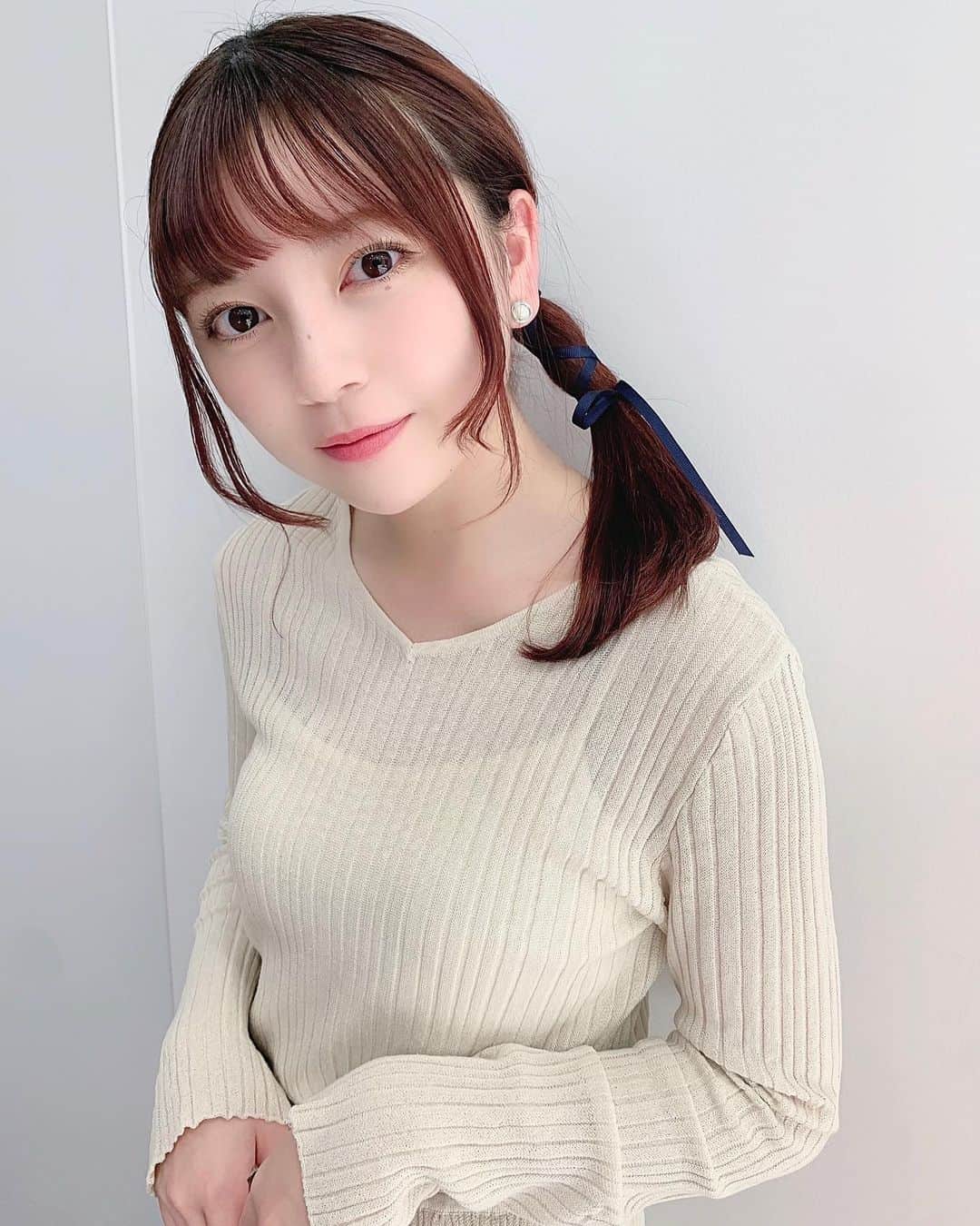 廣川奈々聖のインスタグラム：「リボンのアレンジしてみた 🦔♡﻿ ﻿ ちょっと前に通販で頼んでた スエード紐も届いたから早く使いたいな〜¨̮ ﻿ ﻿  ﻿ ﻿ #ヘアアレンジ#リボンアレンジ#簡単ヘア」