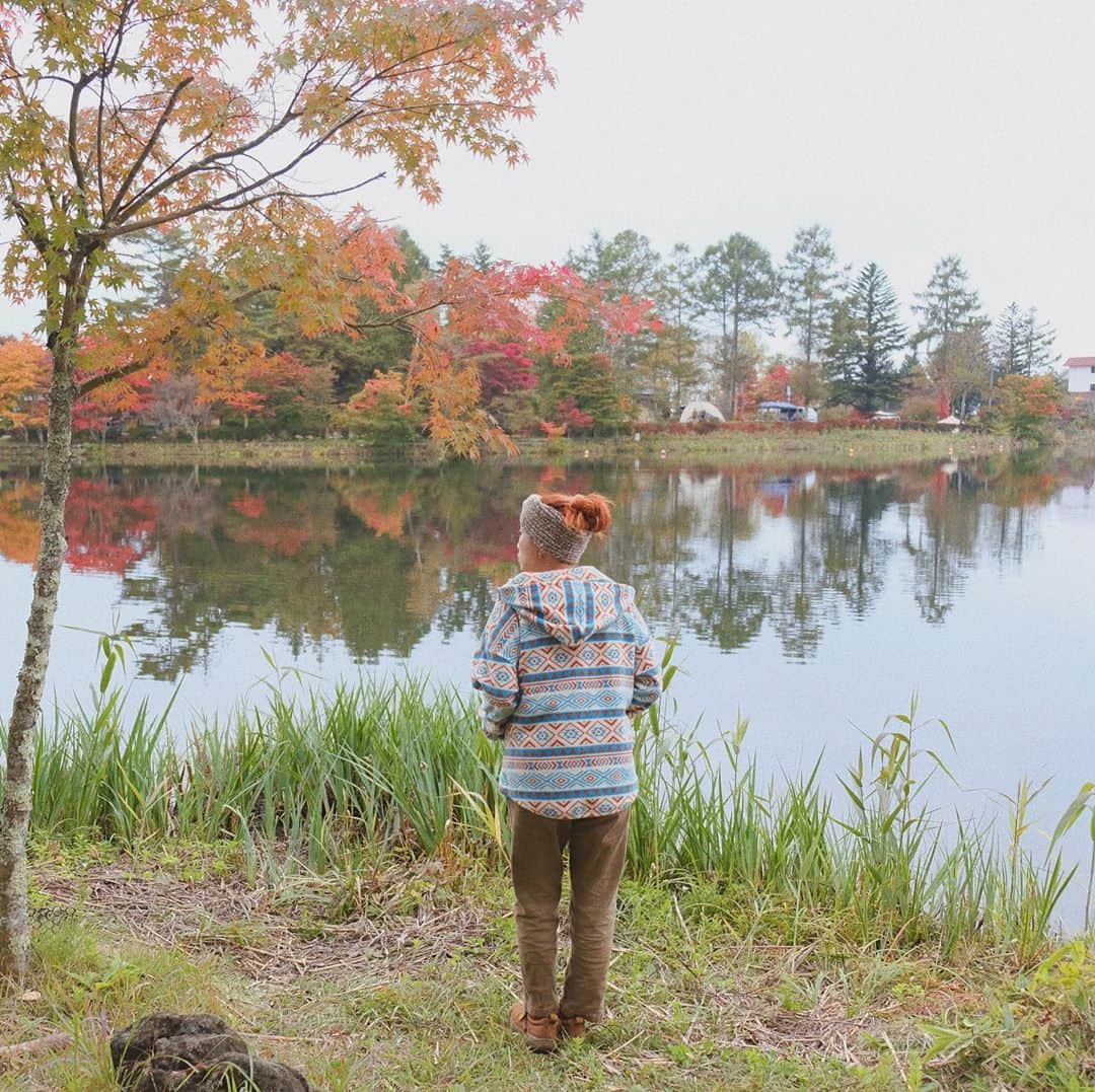 Y U R I Eさんのインスタグラム写真 - (Y U R I EInstagram)「日本の秋って美しい！だいすきな季節☺️🍁 ポンチョ風なフード付きプルオーバーはふわっとしたシルエットがかわいいよ〜🤍軽くてぽかぽか！ これはおうちでもよく着てるんだ🧸 #columbiasportswear  #コロンビア #MTRフリース #フリース #キャンプ #防寒#防寒コーデ」10月21日 22時05分 - yuriexx67