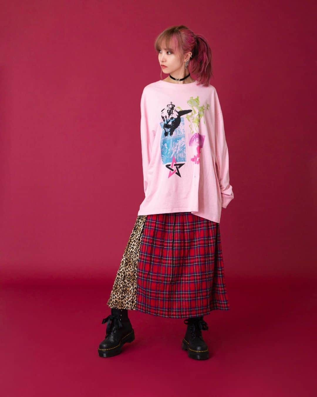 のインスタグラム：「アパレルブランドROY -reflect overjoy- (ロイ)が明日10/22の正午デビューです👑 ロンT大好き。ということで、まずこれは可愛いタイプのネコ🐱(この子ロイくんと言います) 色は、白、ベージュ、ピンクがあります☻ フリーサイズなので、男の子も女の子も着てください🐈 アウトしてもインしても一番上にロイくん顔出します🐱 ROY -reflect overjoy-  Debut Collection 2020.10.22 12:00〜Start👑 @royreflectoverjoy.official  https://royreflectoverjoy.jp」
